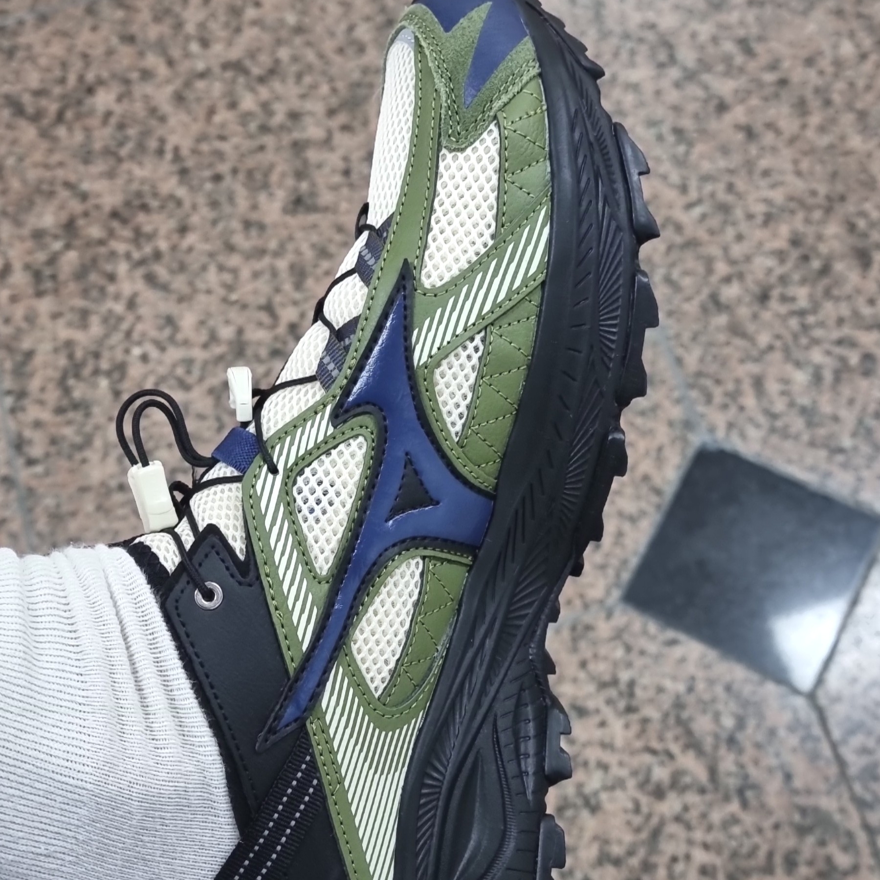 Mizuno Racer Trail SE Khaki 착용 스타일 - 2