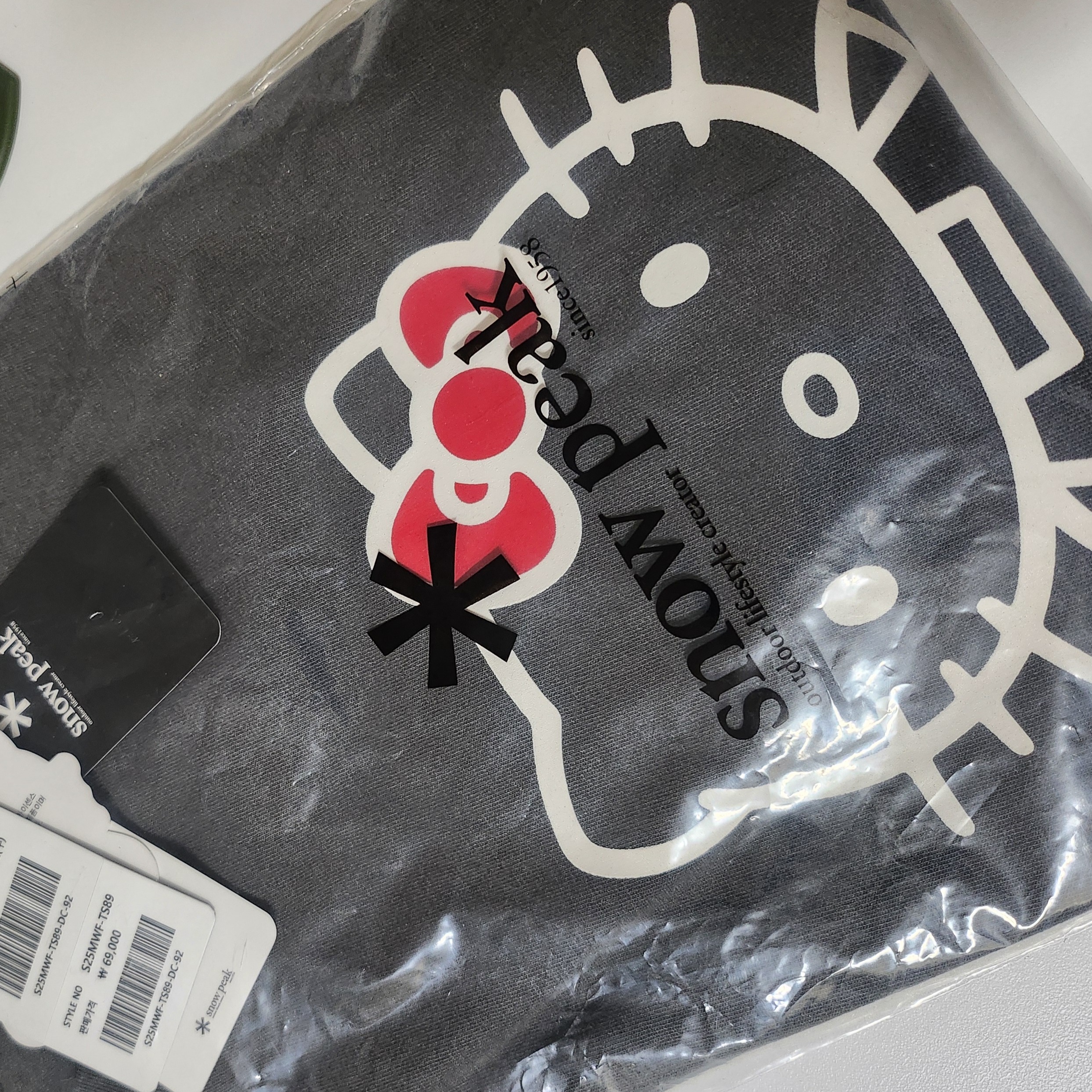 (W) Snow Peak x Hello Kitty kitsch Short Sleeve T-Shirt Dark Charcoal 착용 스타일