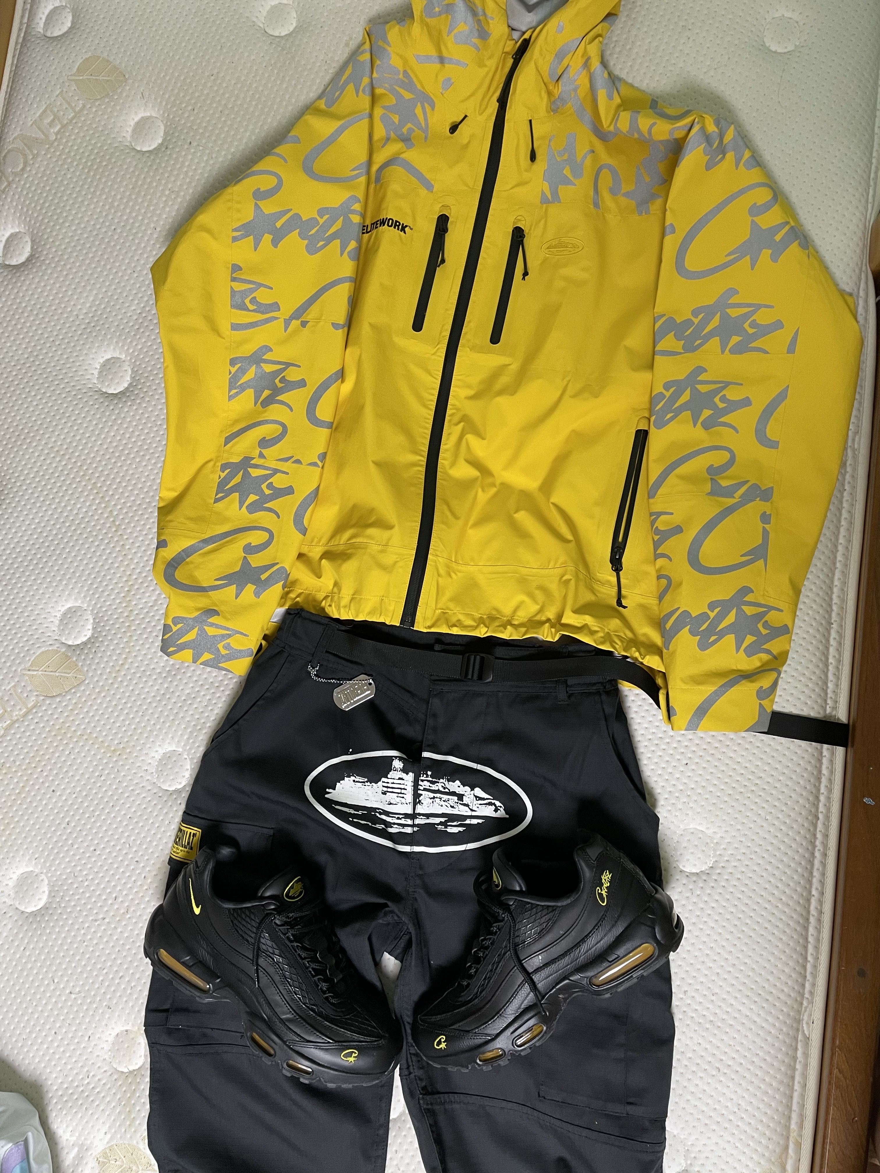 Corteiz 5 Starz Special Edition Guerillaz Cargo Pants Black, Nike x Corteiz Air Max 95 Black and Tour Yellow 착용 스타일 - 1
