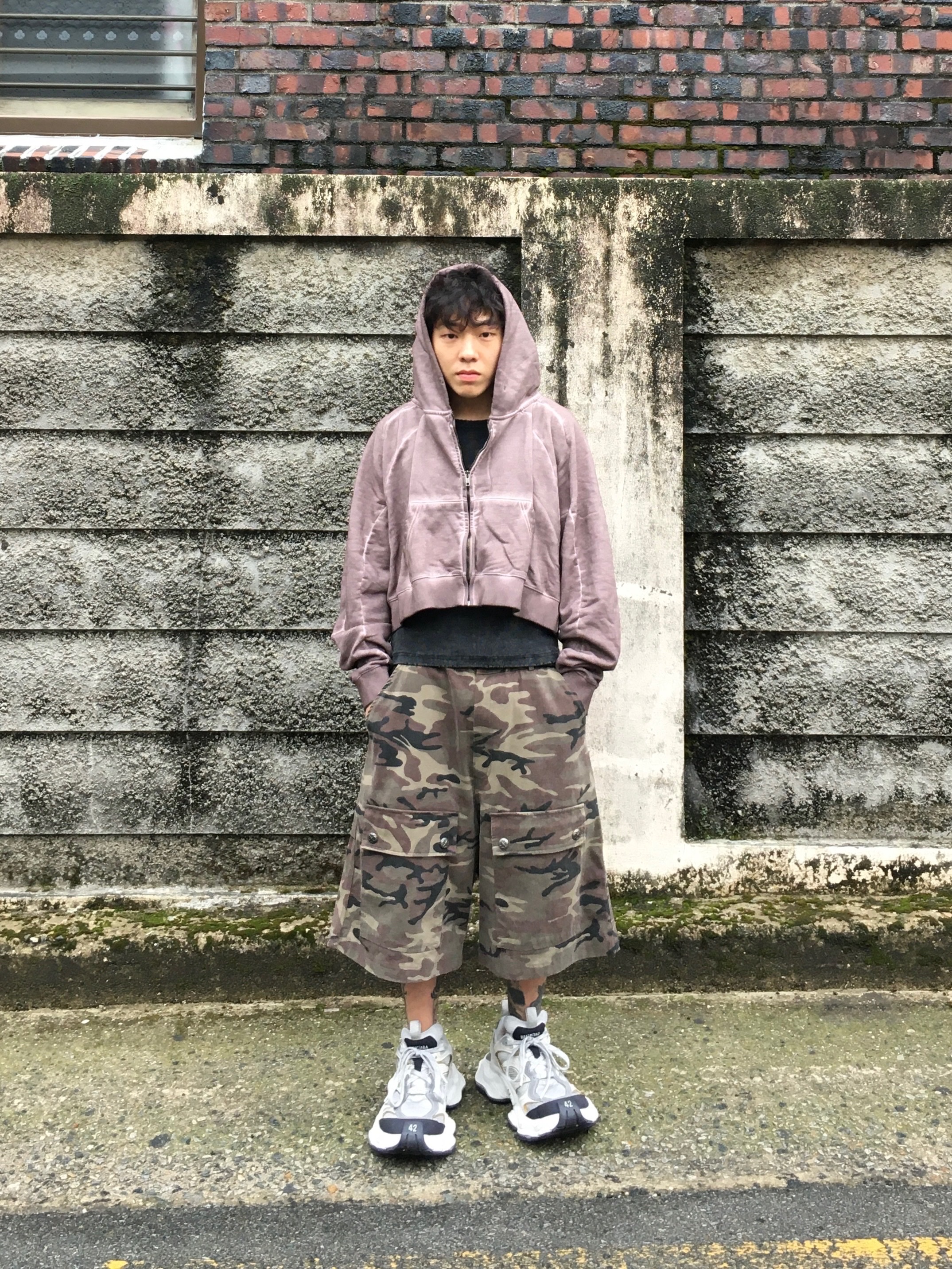Balenciaga Cargo Sneakers White Grey 착용 스타일 - 1