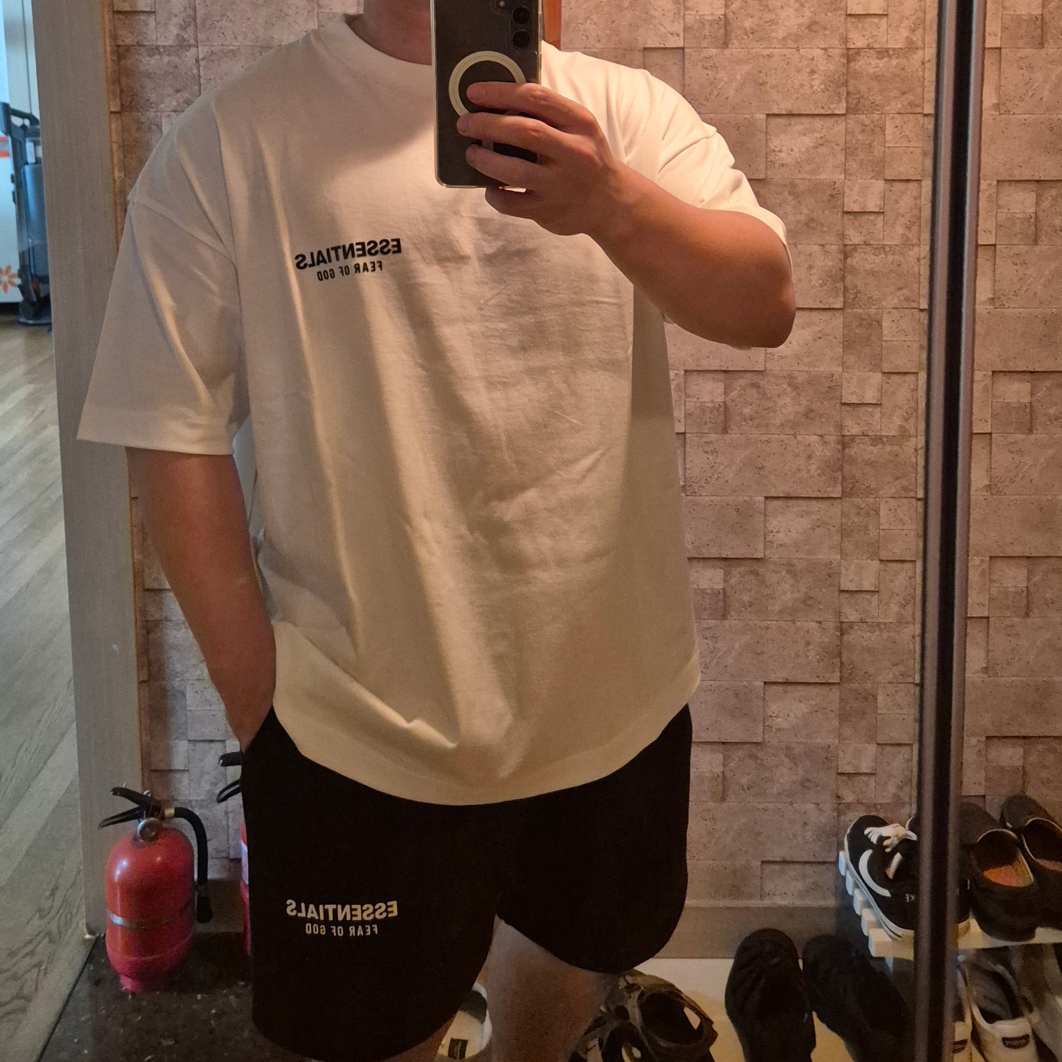 Essentials Classic Short Sleeve T-Shirt Bright White - 25SS, Essentials Classic Sweatshorts Jet Black - 25SS 착용 스타일
