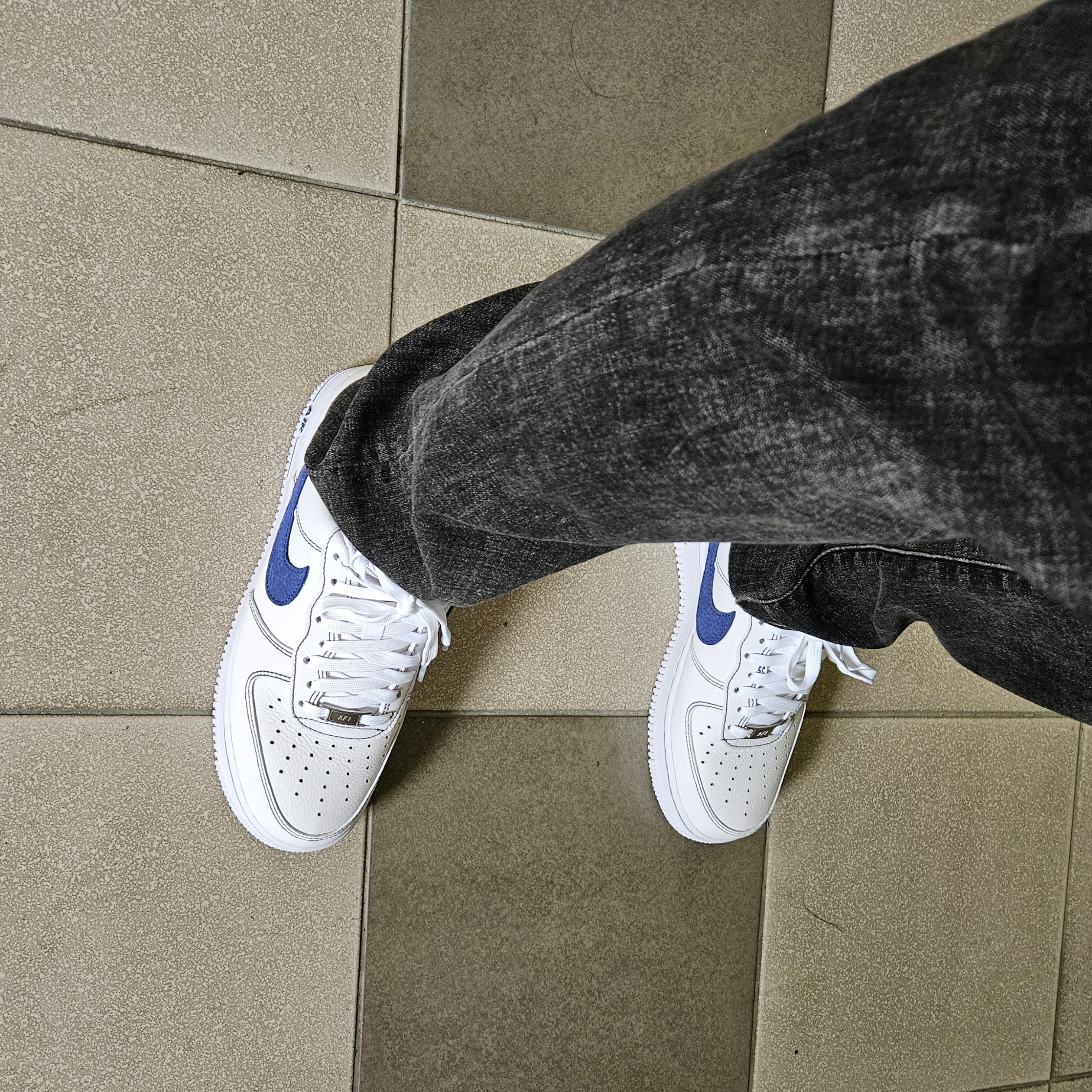 Nike Air Force 1 '07 LV8 White Deep Royal Blue 착용 스타일