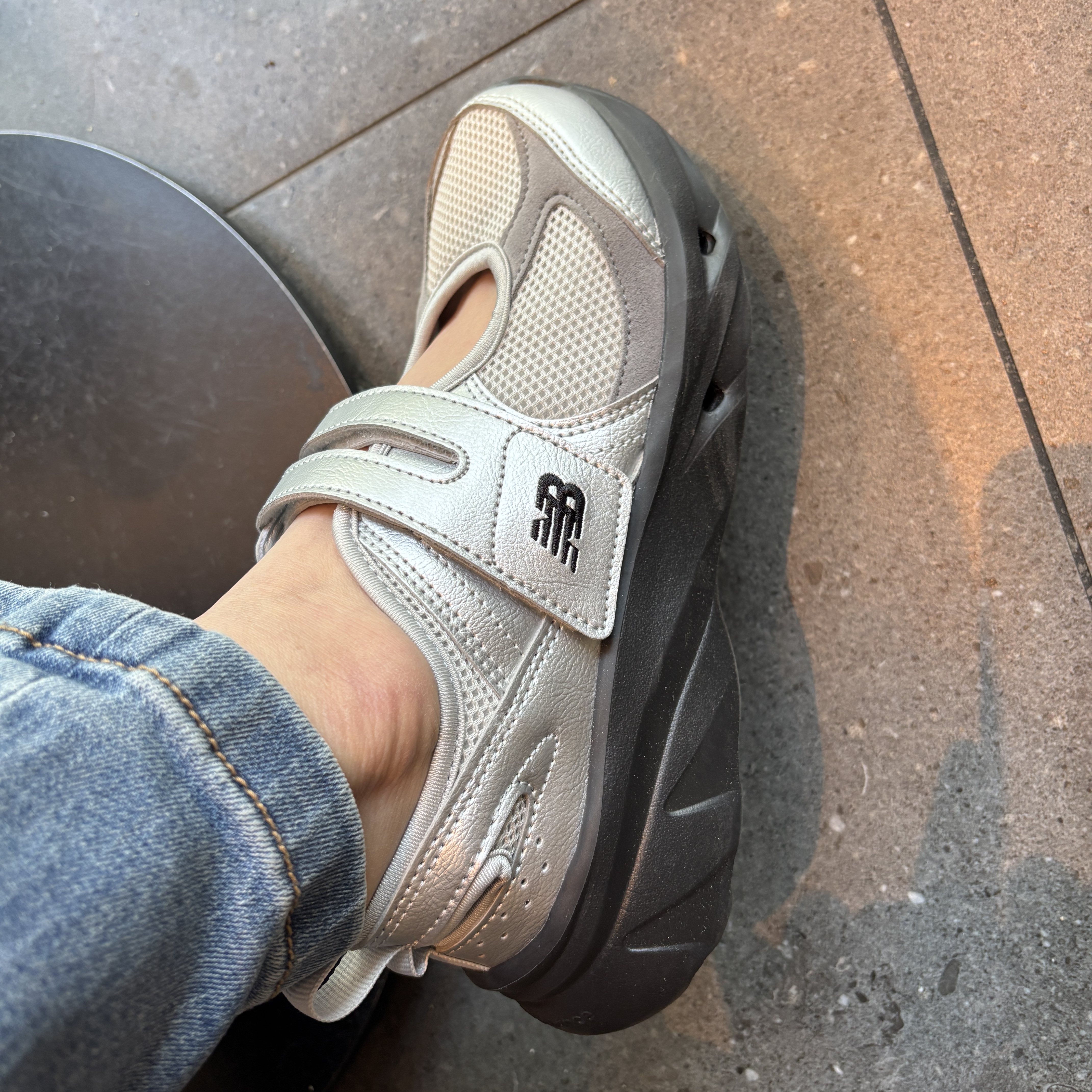 (W) New Balance Breeze SD2202 Metalic Silver 착용 스타일 - 1