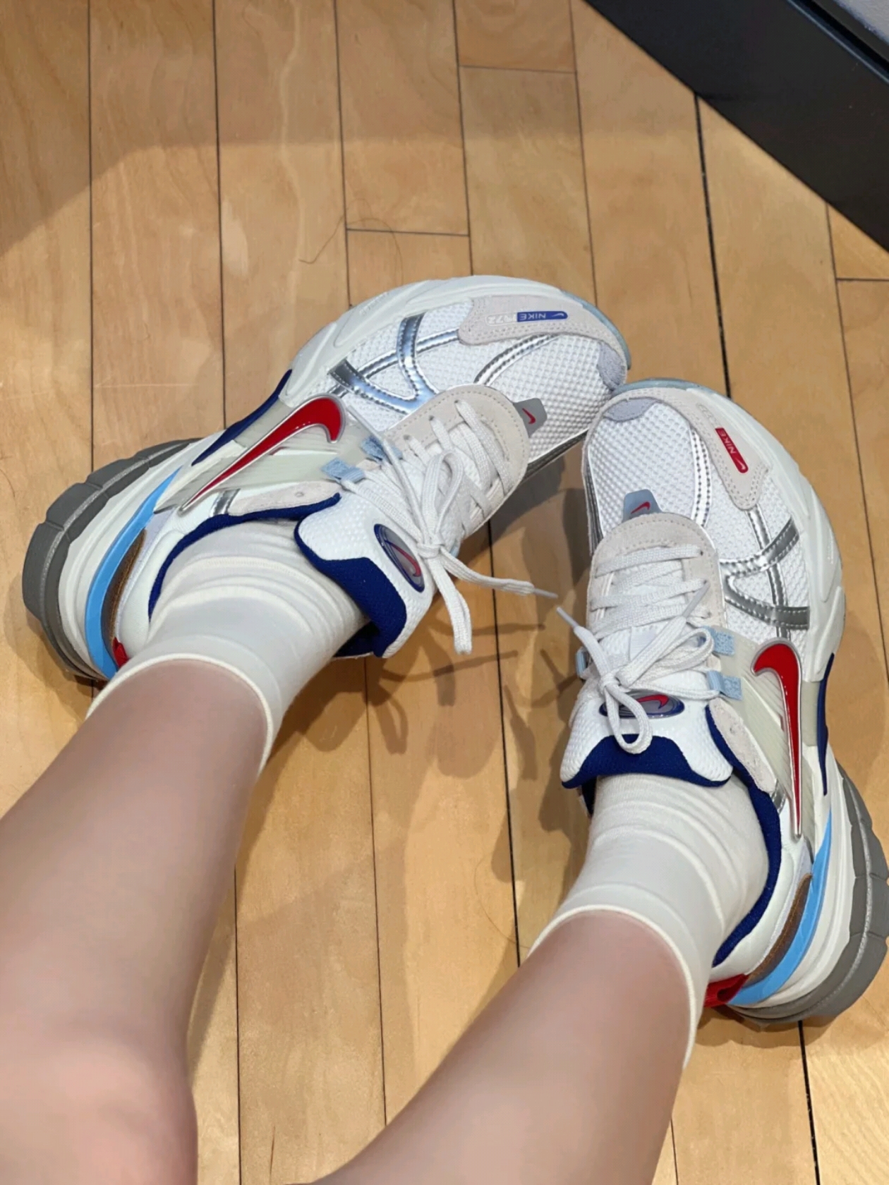 Nike V2K Run Metallic Silver Gym Red 착용 스타일 - 2