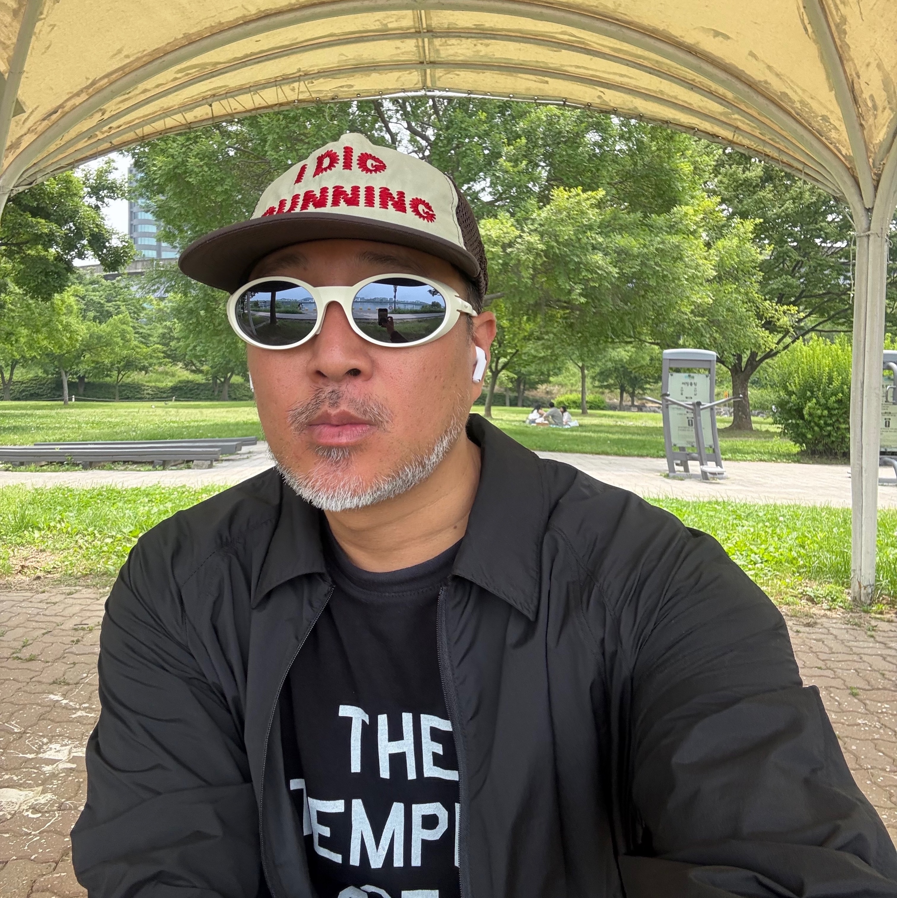 Alex Zono I Dig Running Trucker Hat OG Brown 착용 스타일 - 2