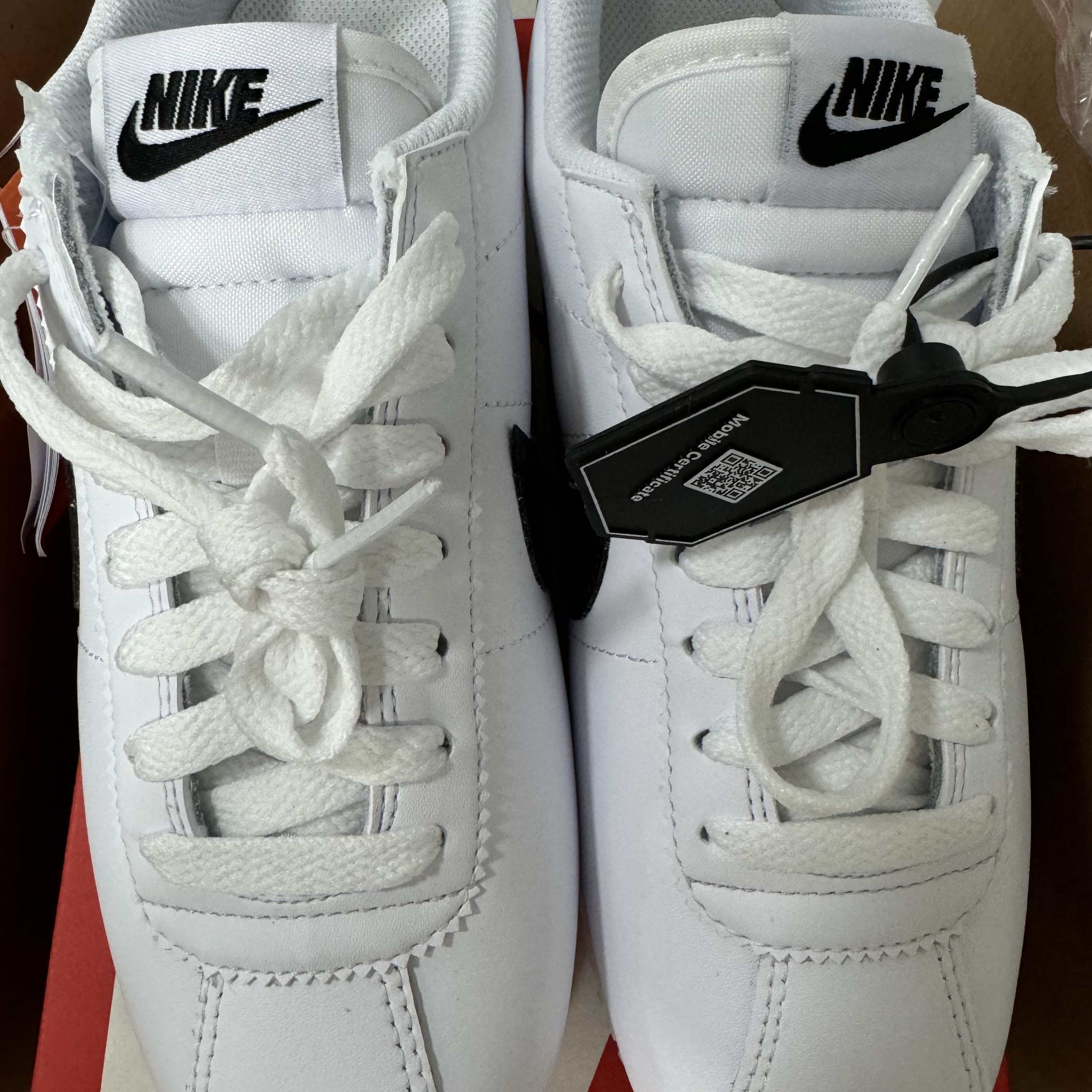 (W) Nike Cortez Leather White Black 착용 스타일 - 1