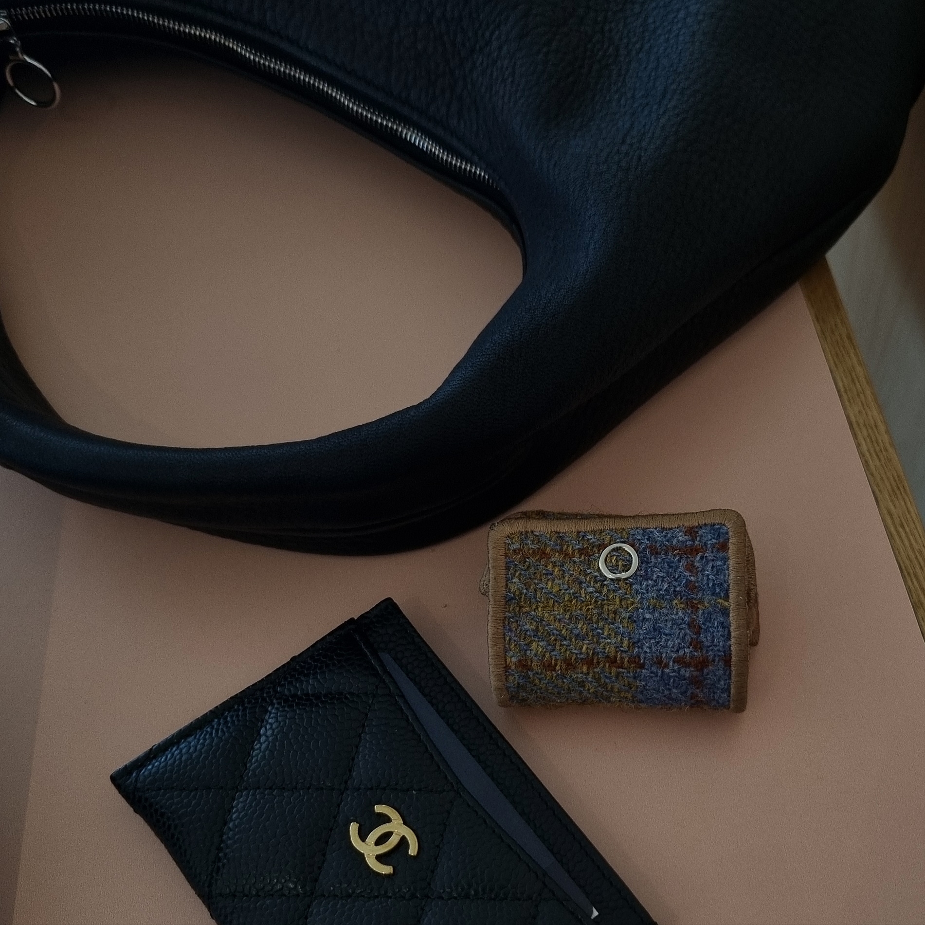 Chanel Classic Card Holder Grained Calfskin & Gold Black 착용 스타일