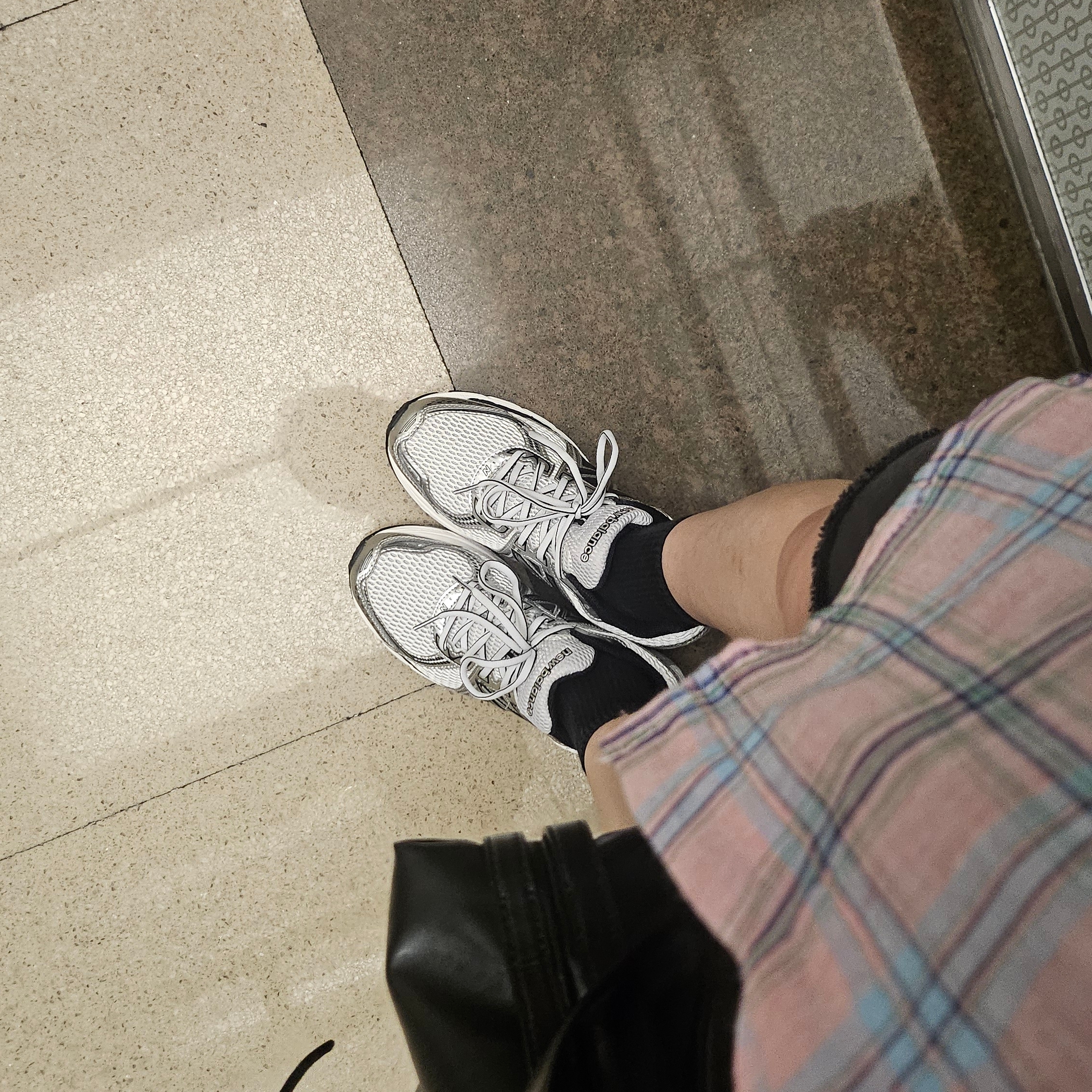 New Balance 860v2 White Black 착용 스타일