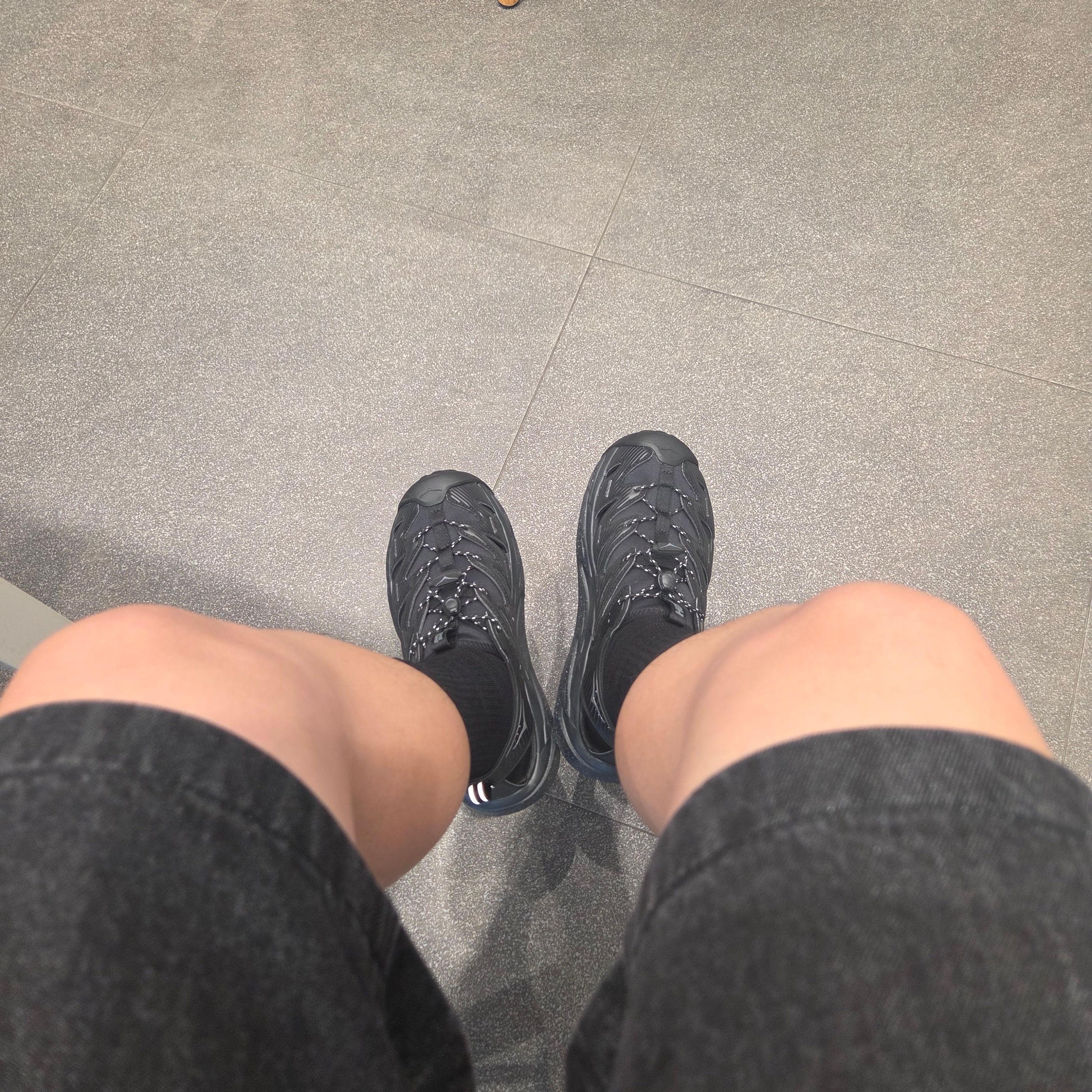 Hoka Hopara Black Castle Rock 착용 스타일