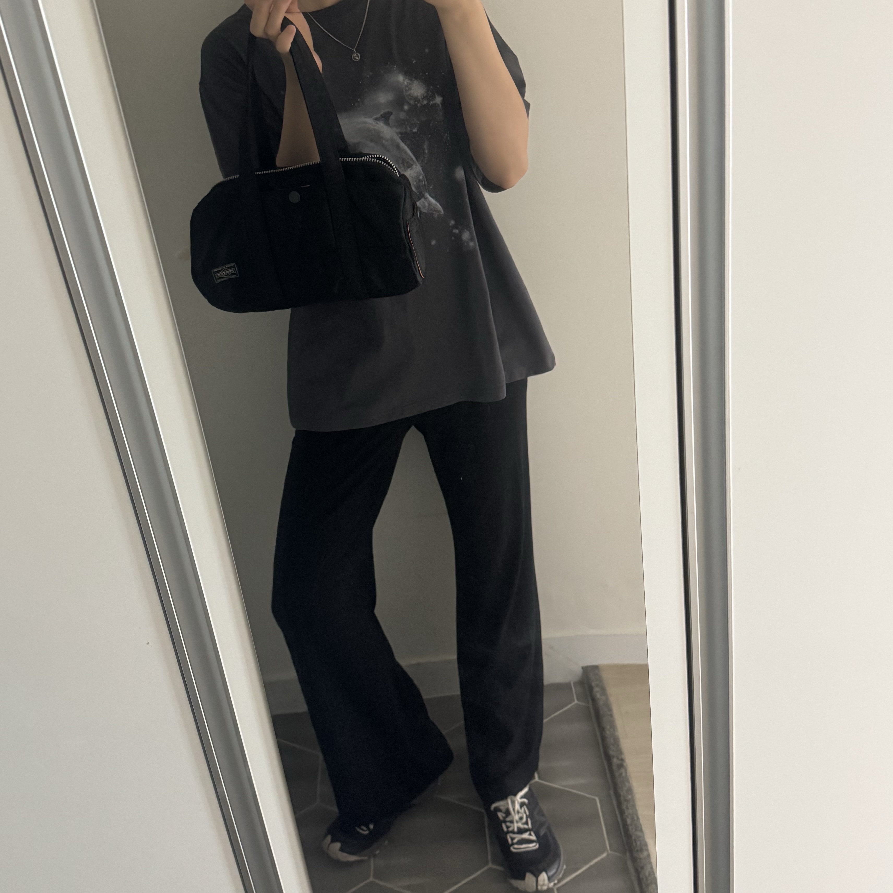 Porter Tanker Duffle Bag S Black 착용 스타일