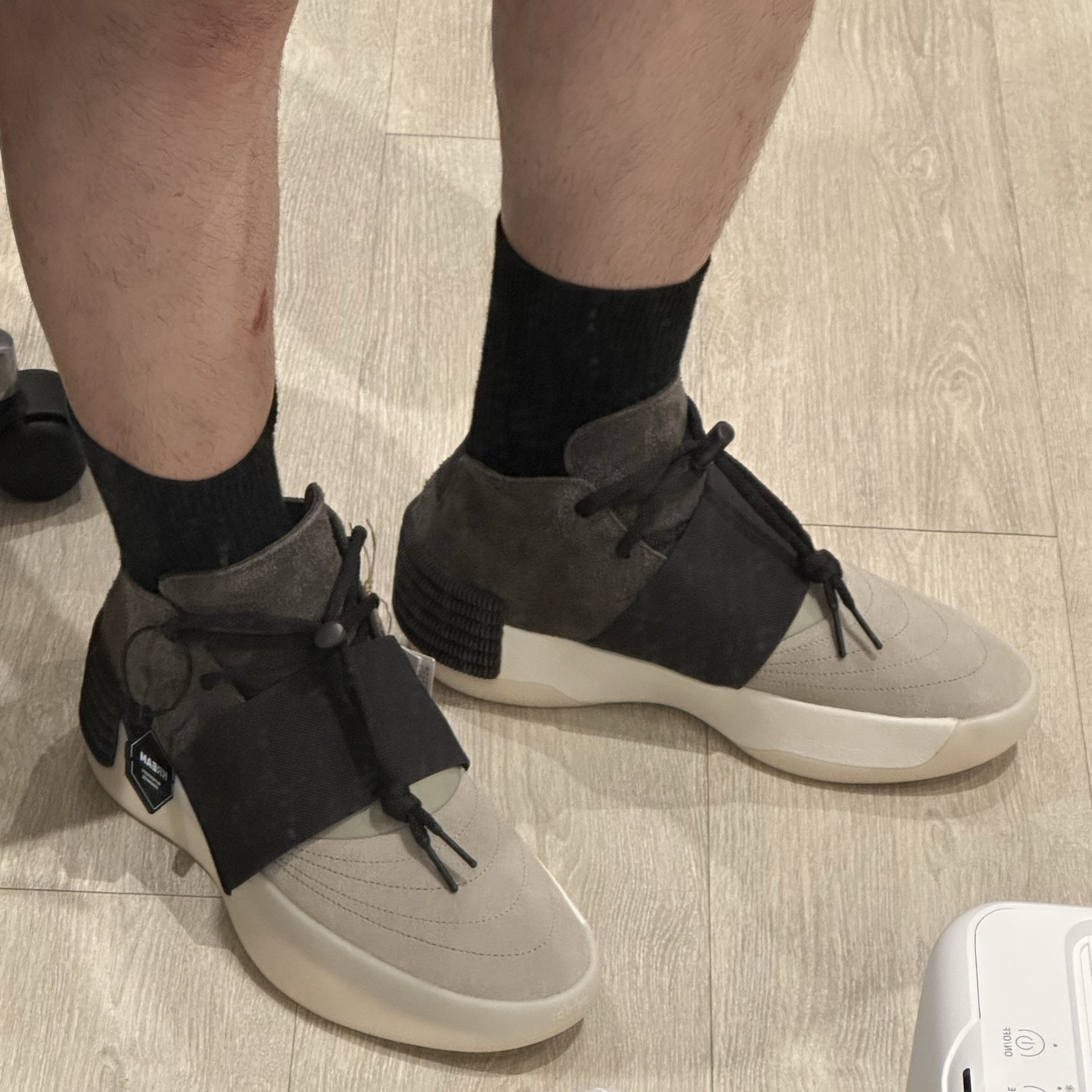 Adidas x Fear of God Athletics Trainer Night Brown Sesame 착용 스타일 - 2