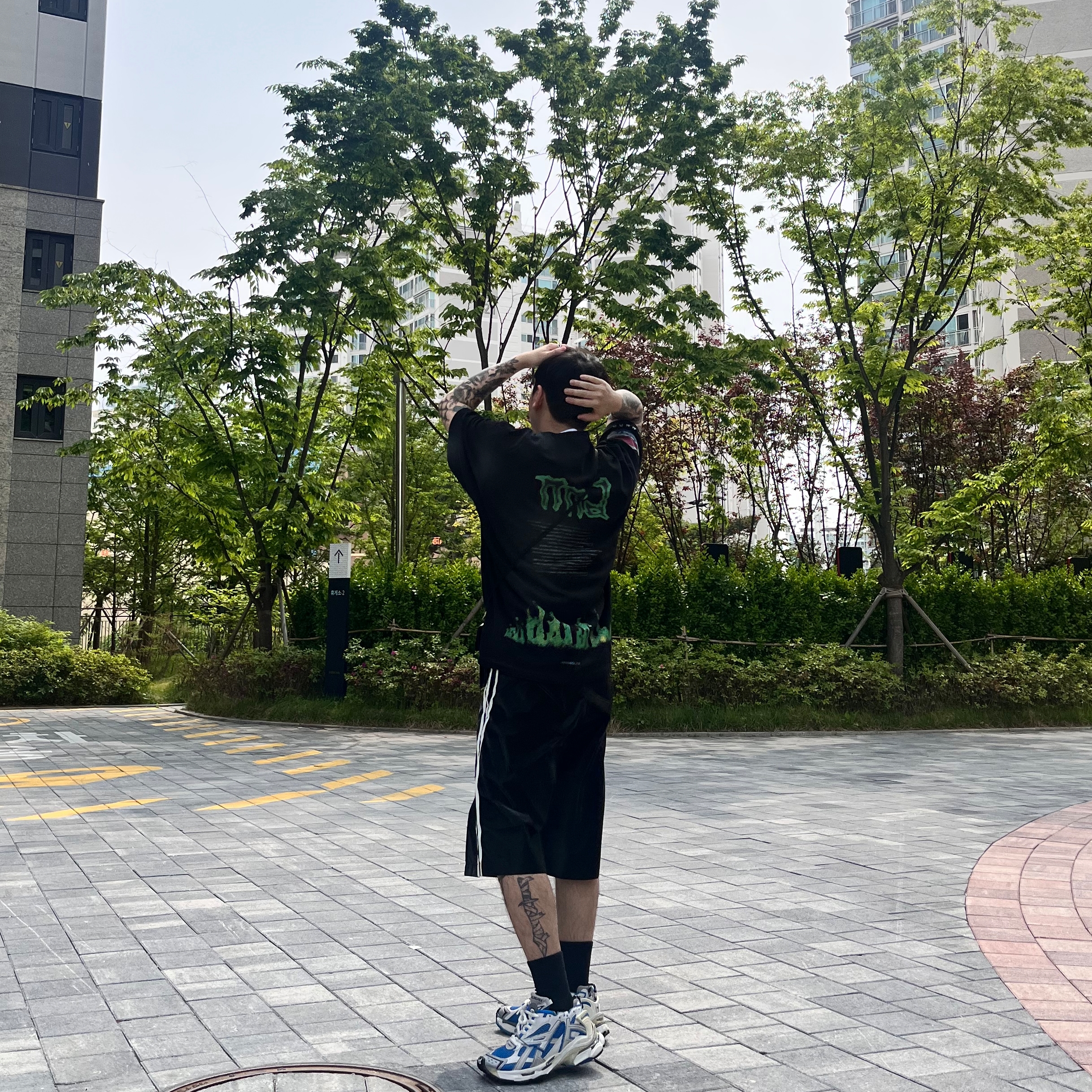 Y-3 Triple Shorts Black, Balenciaga Runner Sneakers Blue White 착용 스타일 - 2
