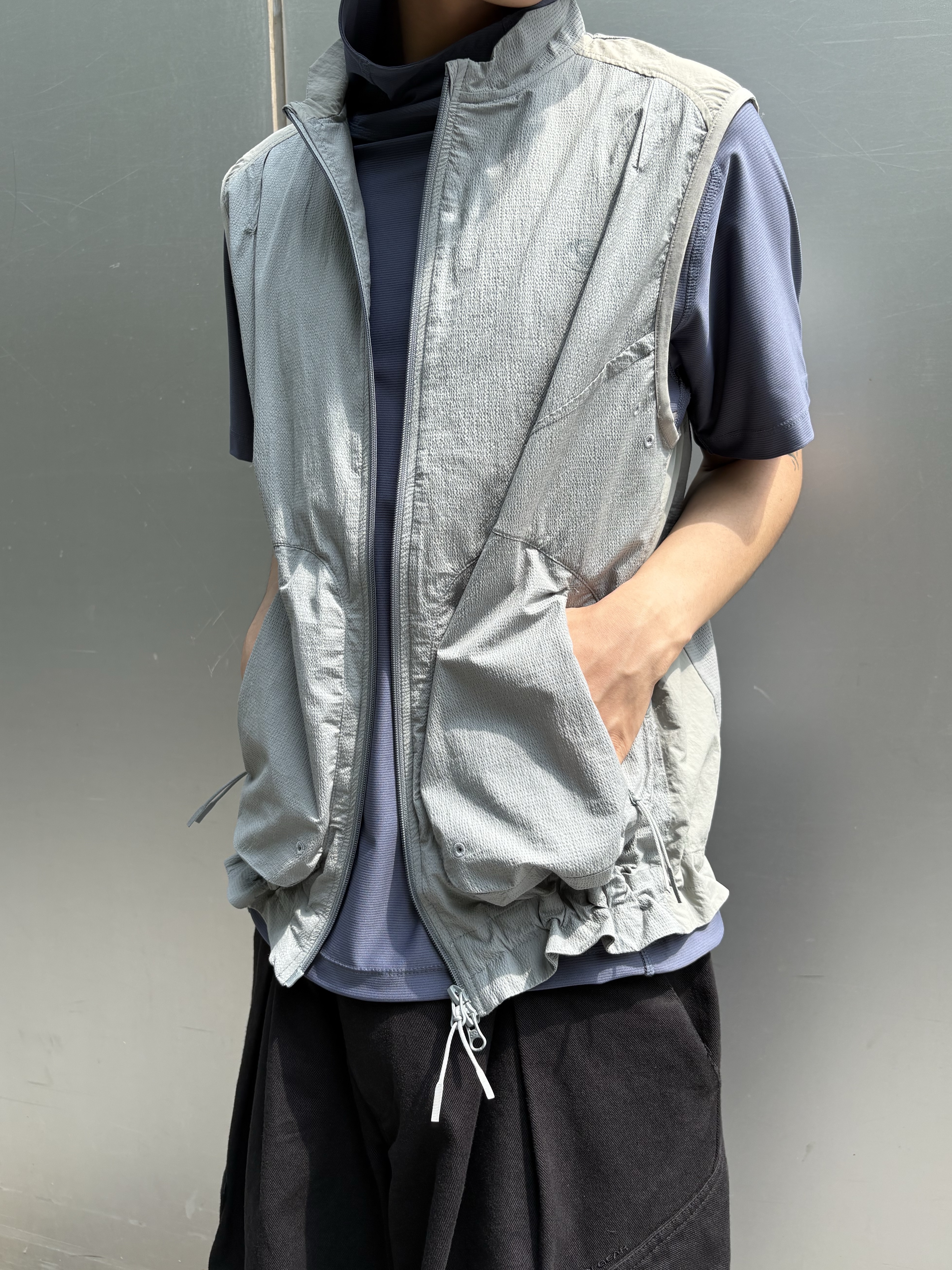 Sansan Gear Hoodied Pocket T-Shirt Blue, Sansan Gear Terraface Vest Blue Grey 착용 스타일 - 3