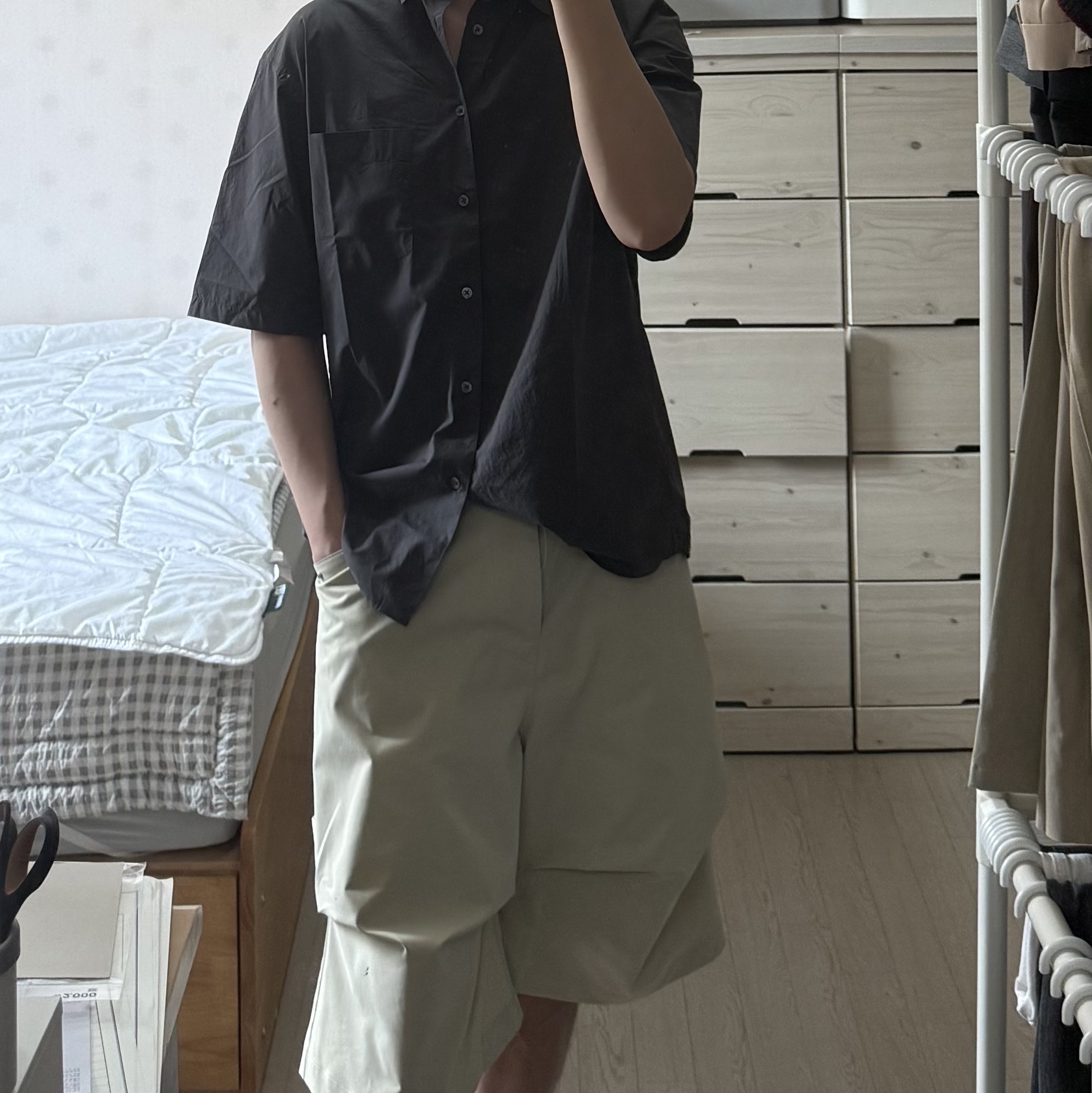 Nonnod Alpine Carpenter Shorts Beige 착용 스타일