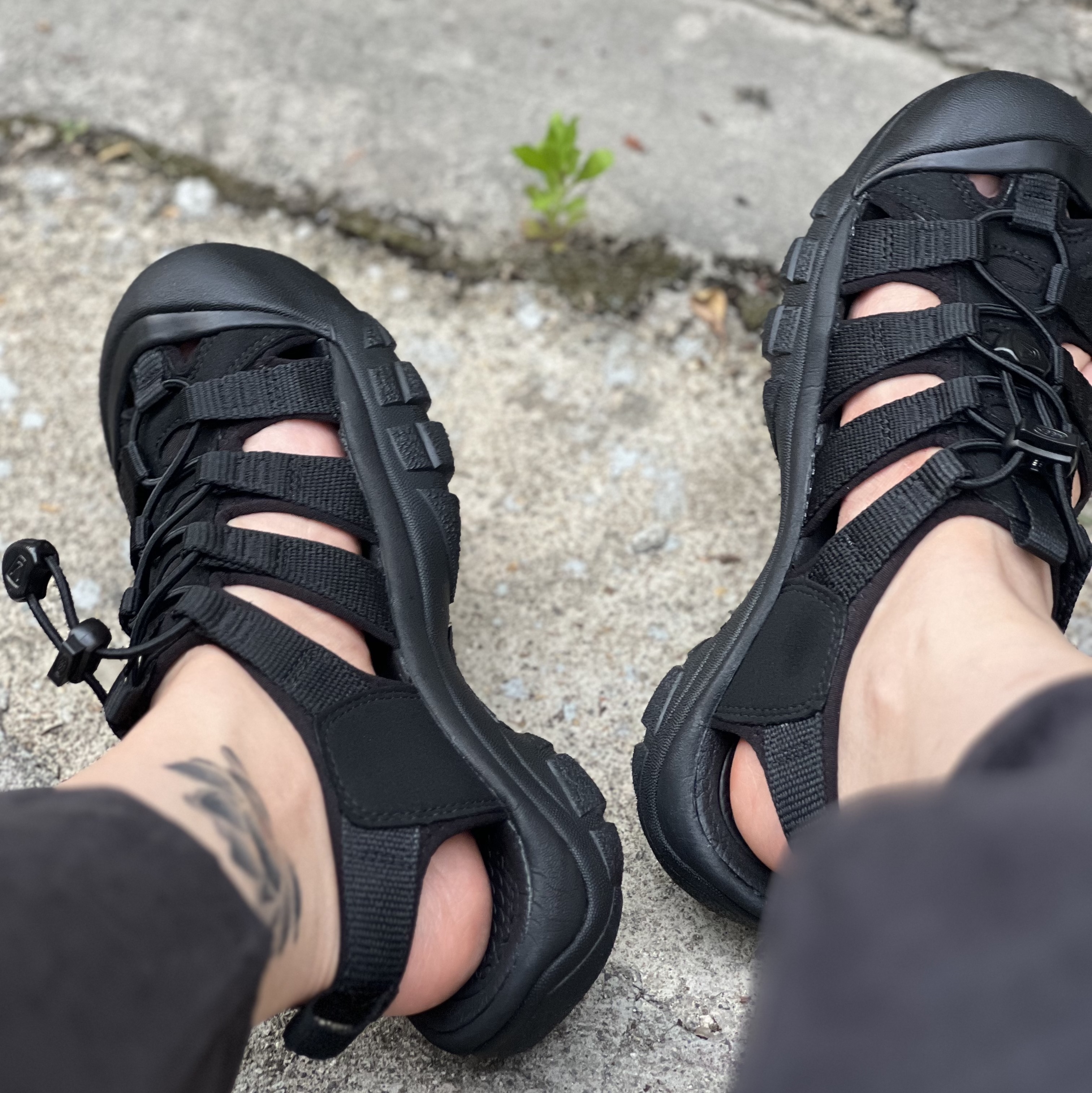 (W) Keen Newport H2 Triple Black 착용 스타일
