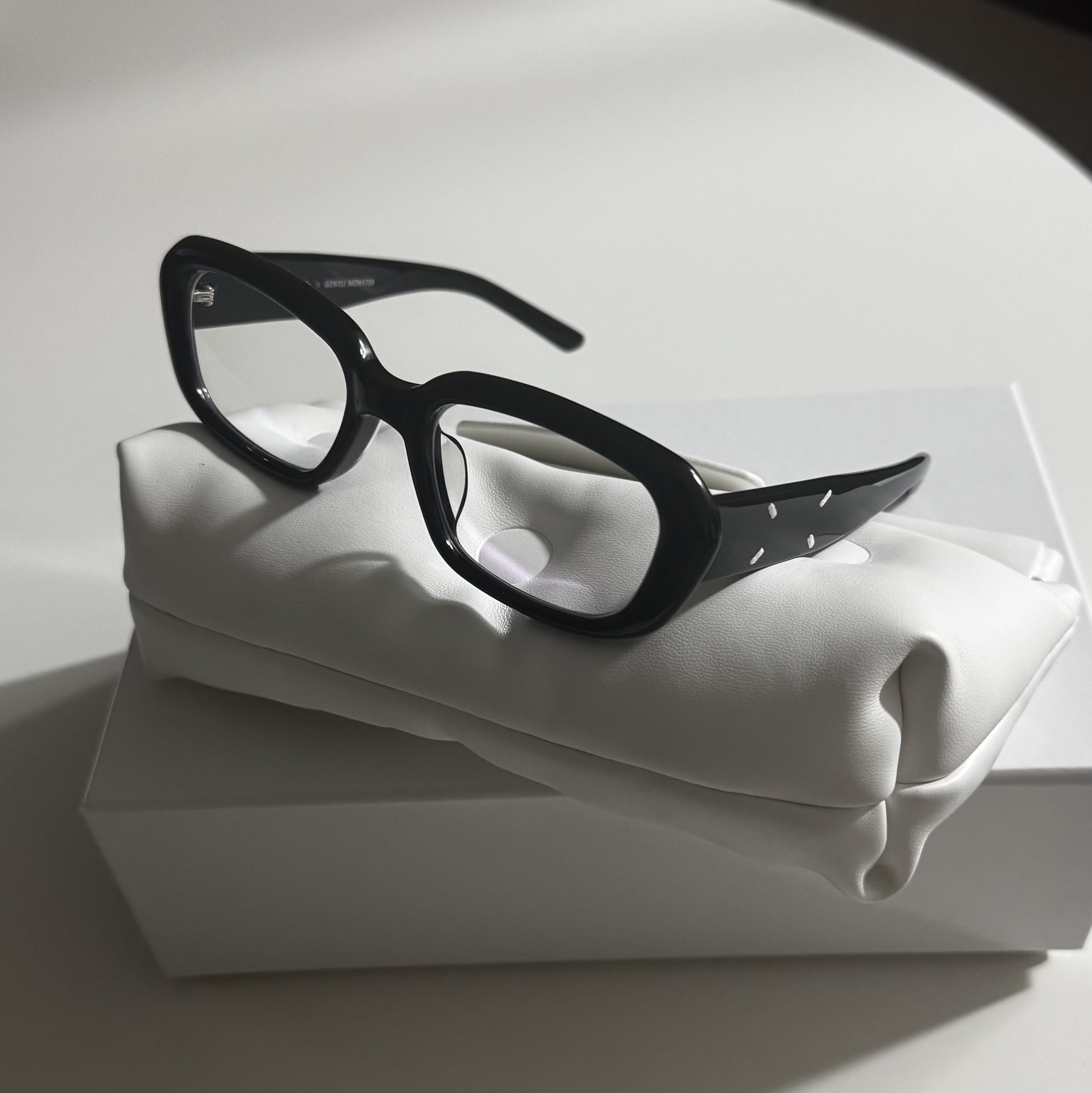 Gentle Monster x Maison Margiela MM207 Black Gray 착용 스타일 - 1