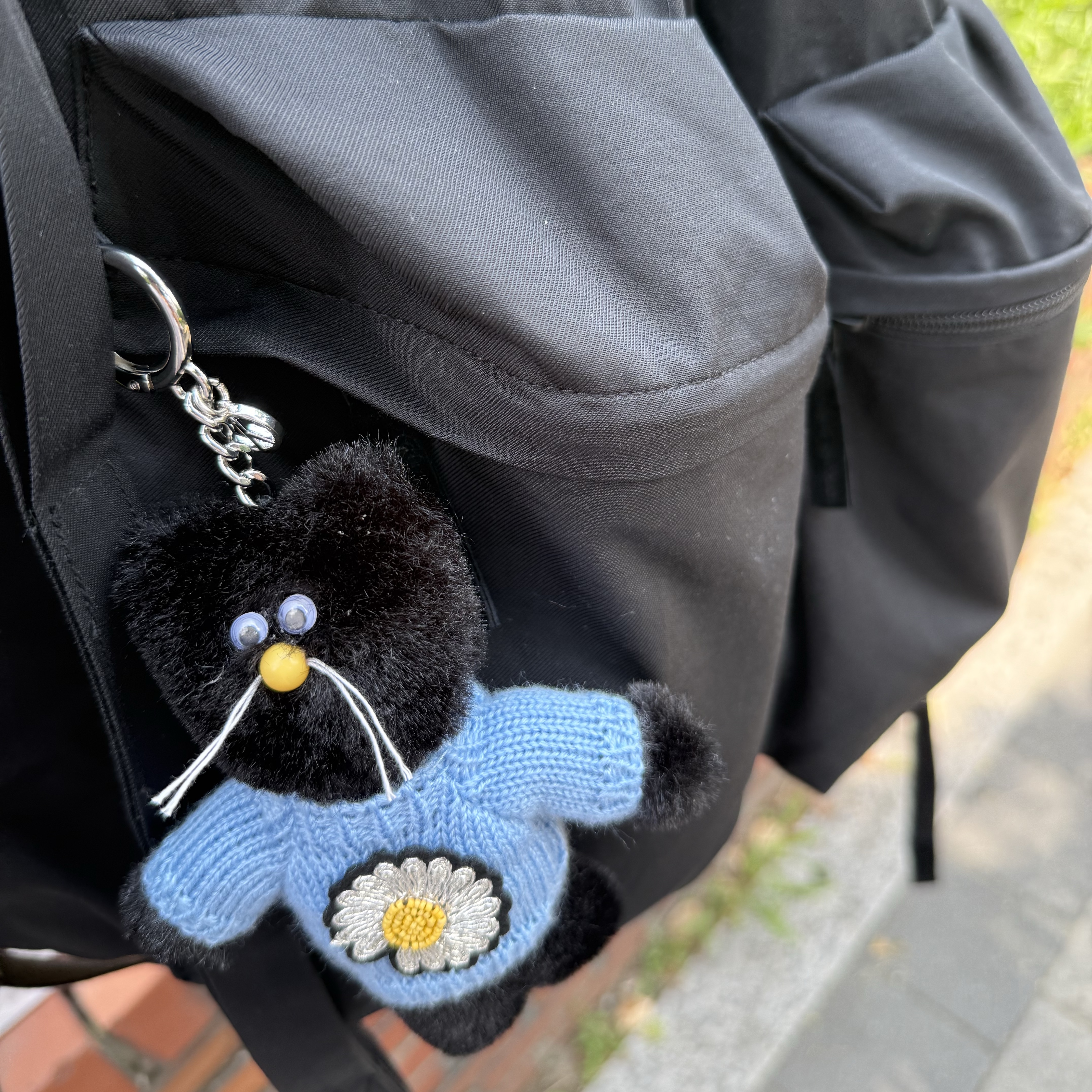 Monamhee x Peaceminusone Daihee Plush Keyring, Polyteru 2pk Draw Bag Black 착용 스타일 - 1