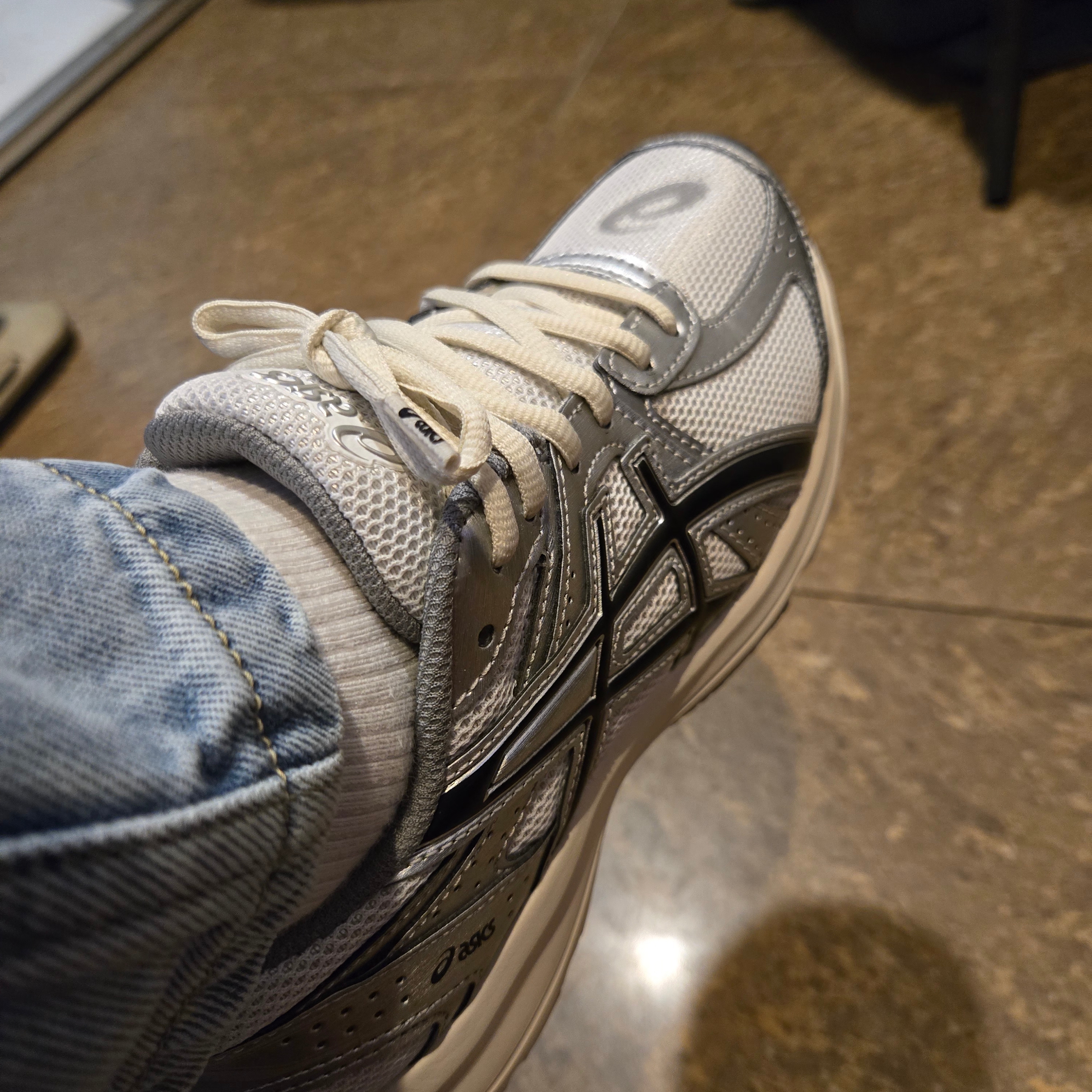 Asics Jog 100 S White Black - 2E Wide 착용 스타일 - 3