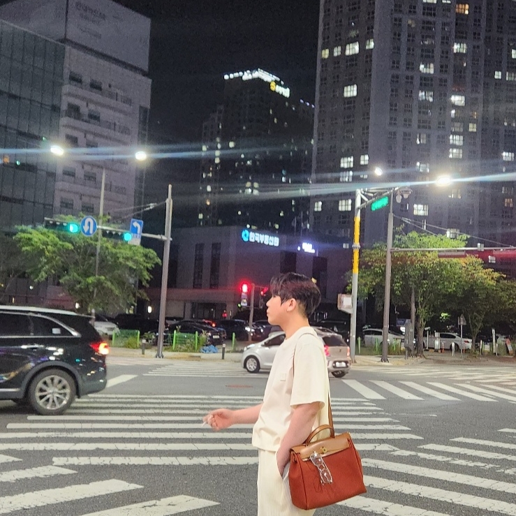 Hermes Herbag Zip 31 Bag Retourne Canvas & Palladium Orange Minium Fauve, Wooyoungmi Flower Back Logo T-Shirt Ivory - 24SS 착용 스타일 - 1