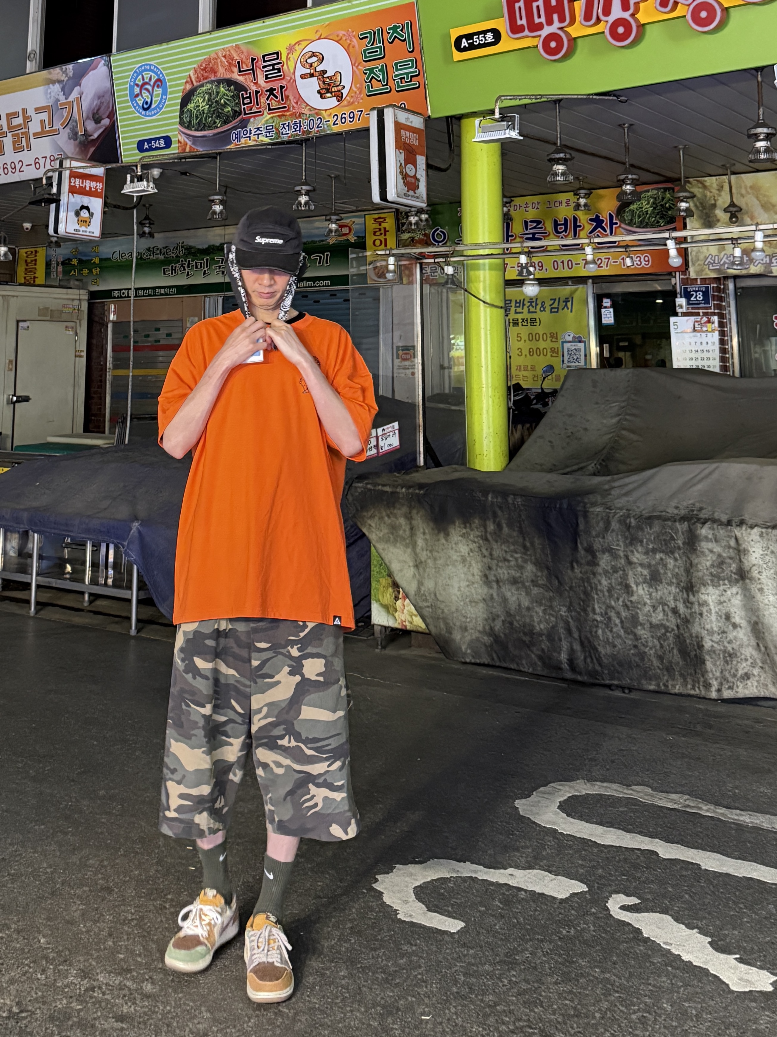 Jordan 1 x Zion Williamson Retro Low OG Flax and Oil Green, SLOW RECORD HOUSE Carpenter Bermuda Wide Camo Pants Vintage Green 착용 스타일 - 3