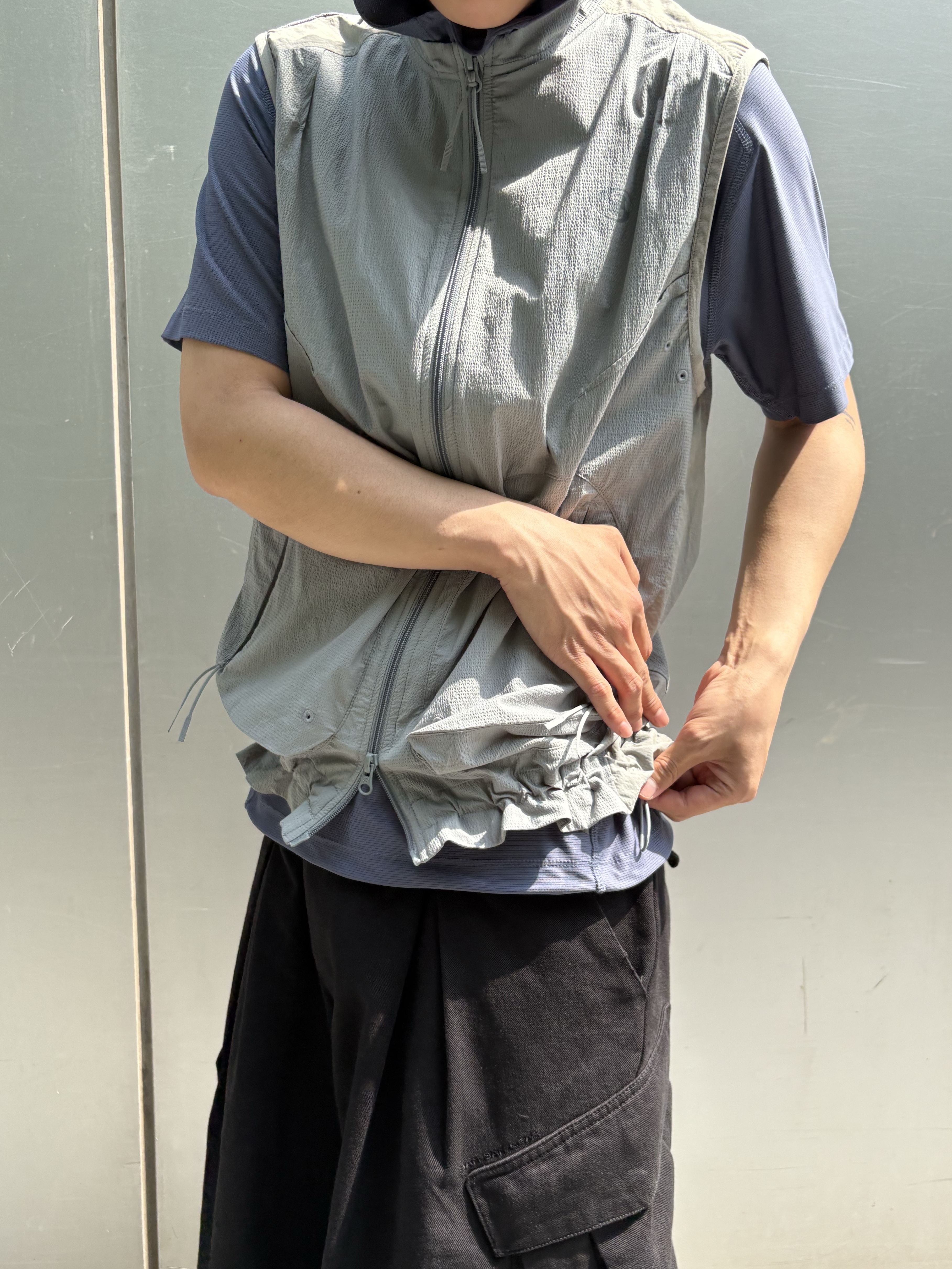 Sansan Gear Hoodied Pocket T-Shirt Blue, Sansan Gear Terraface Vest Blue Grey 착용 스타일 - 2