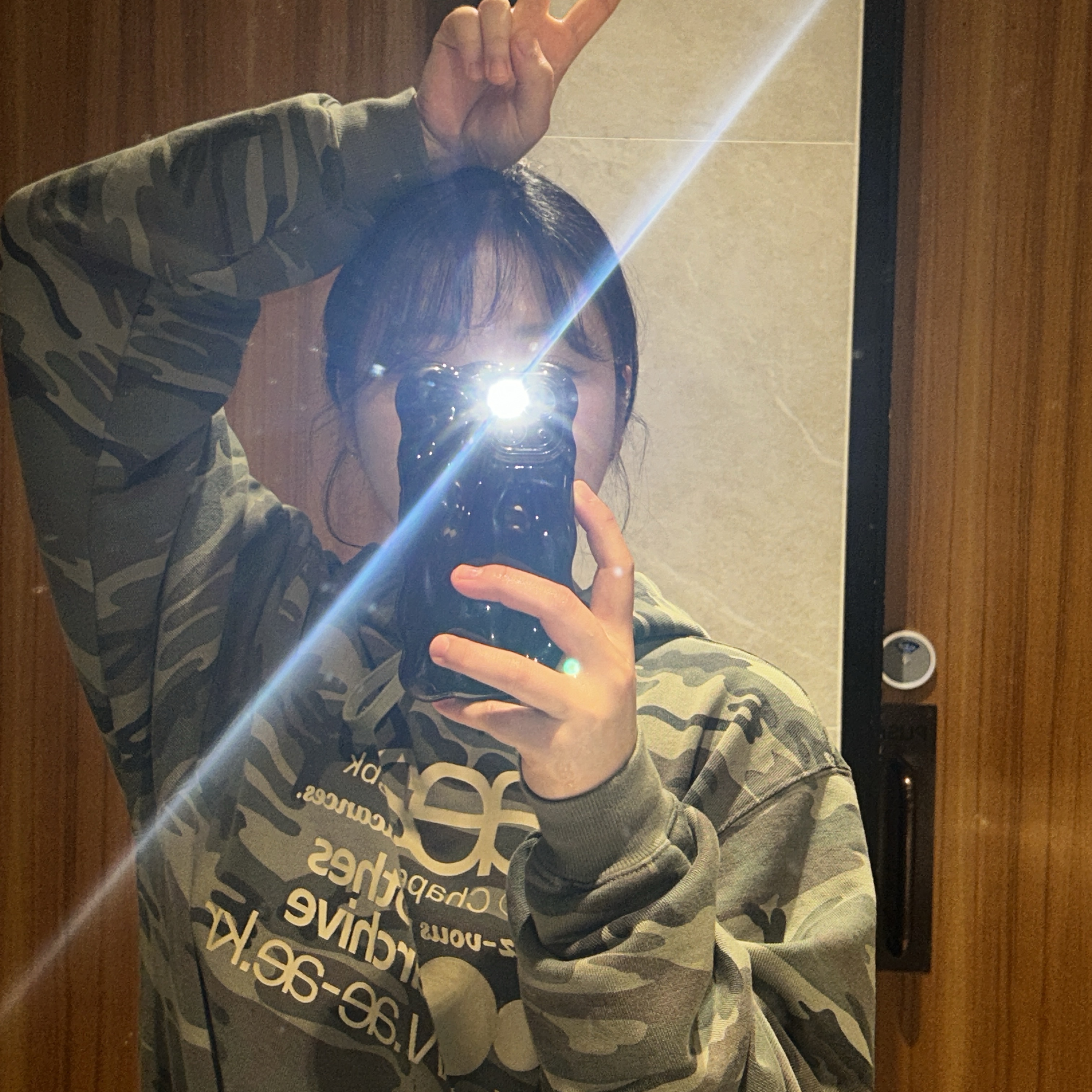 AEAE Web Logo Loosed Hoodie Camo 착용 스타일 - 1