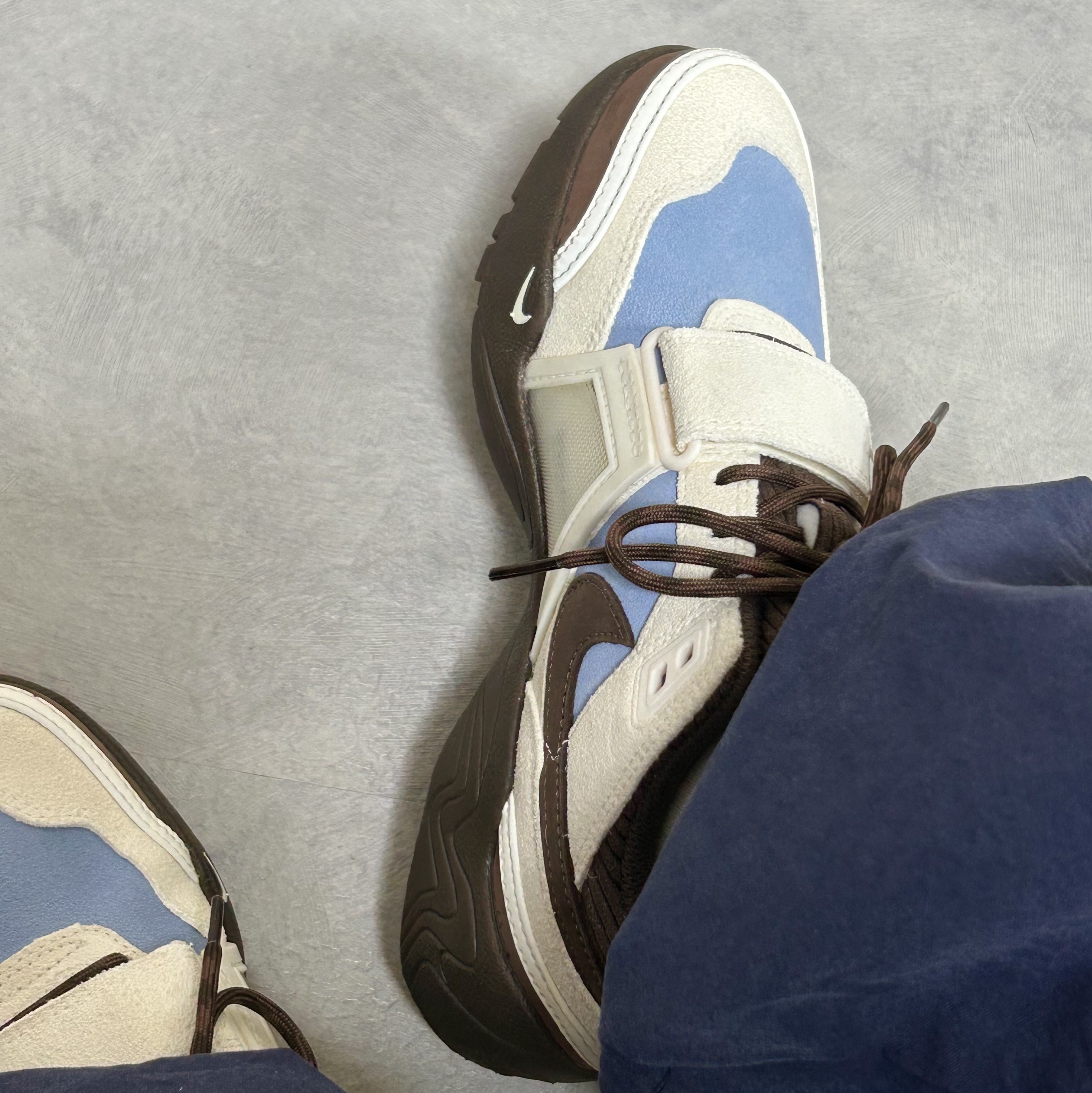 Nike x Travis Scott Zoom Field Jaxx Pale Ivory and Leche Blue 착용 스타일