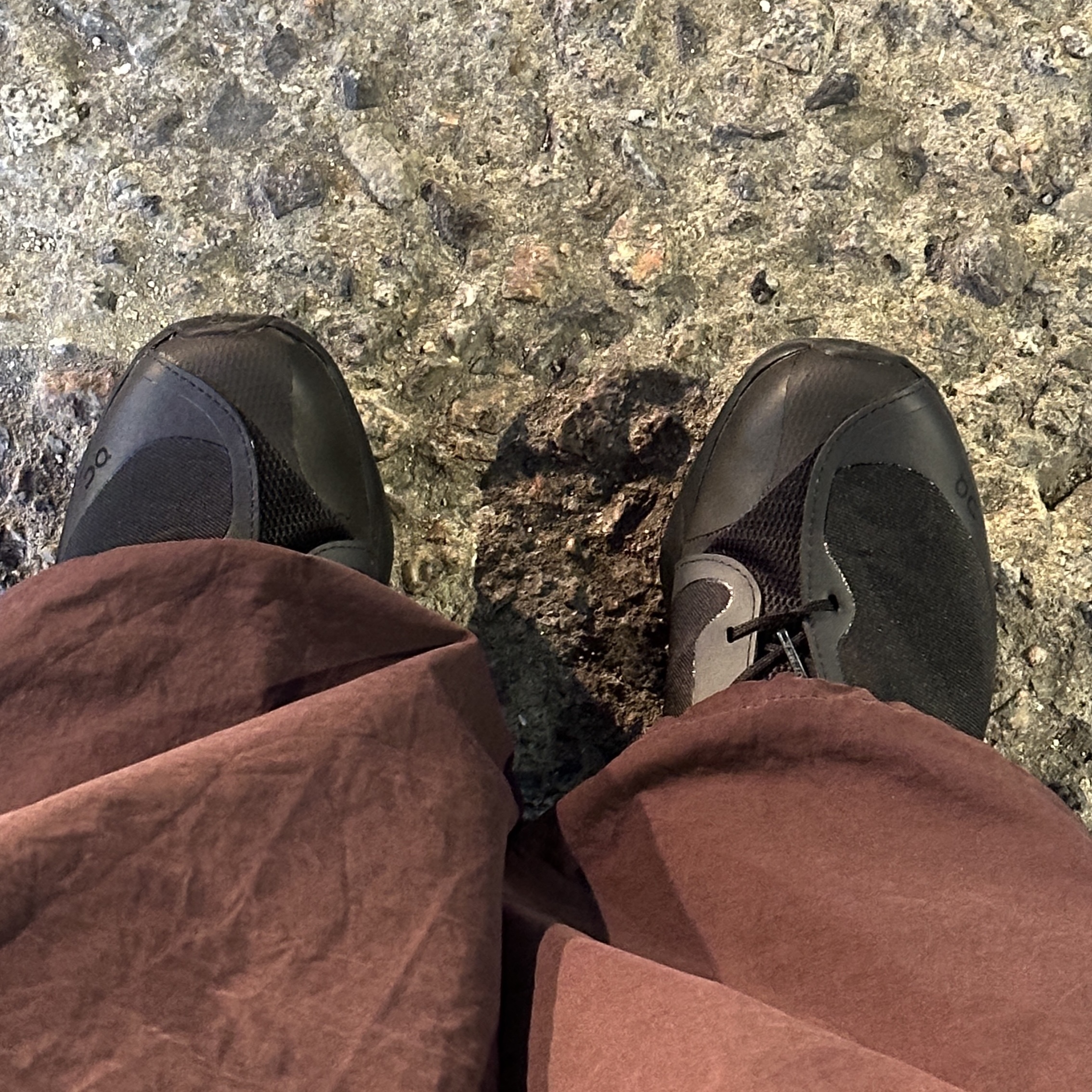 (W) On Running x Post Archive Faction (Paf) Cloudventure Peak All Black 착용 스타일