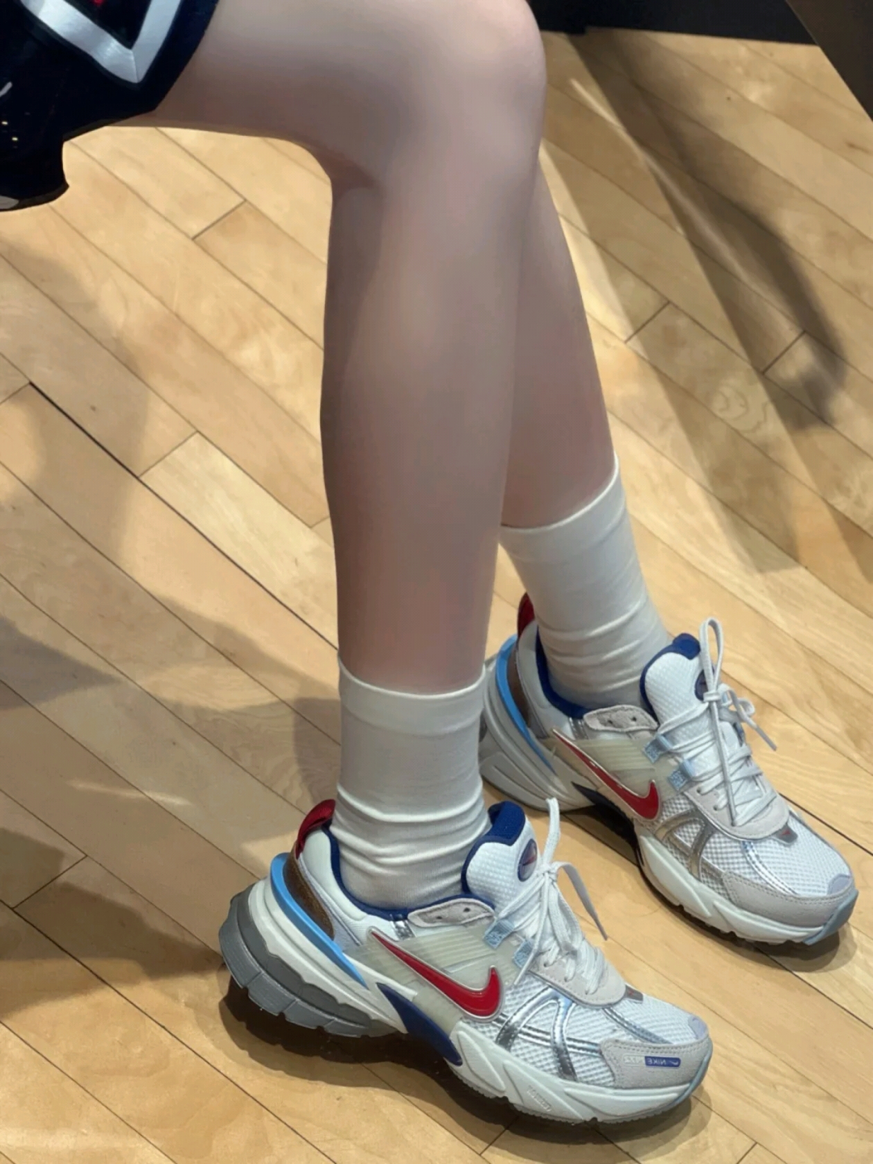 Nike V2K Run Metallic Silver Gym Red 착용 스타일 - 1
