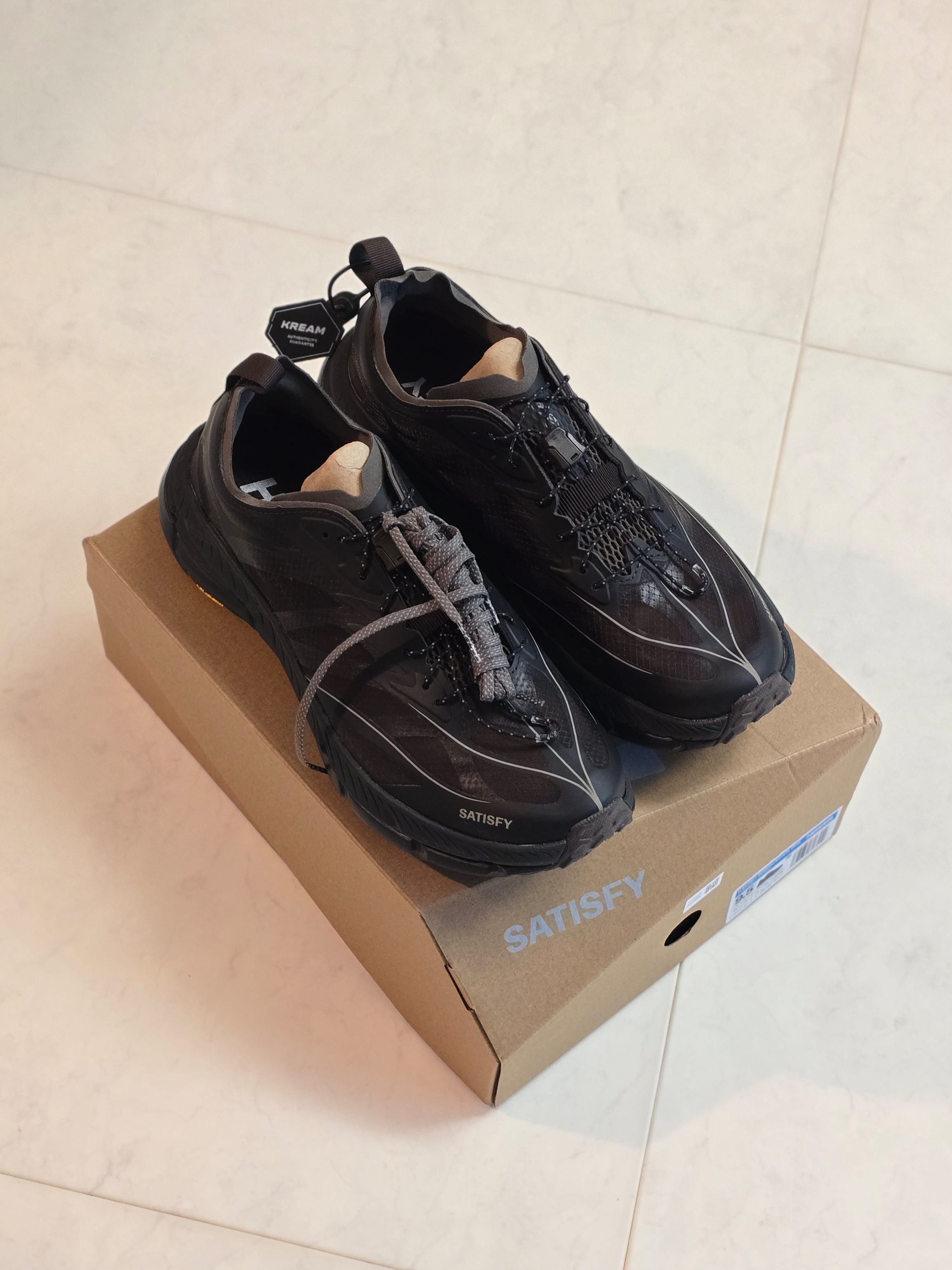 Hoka x Satisfy Mafate Speed 4 Lite Coffee 착용 스타일 - 3