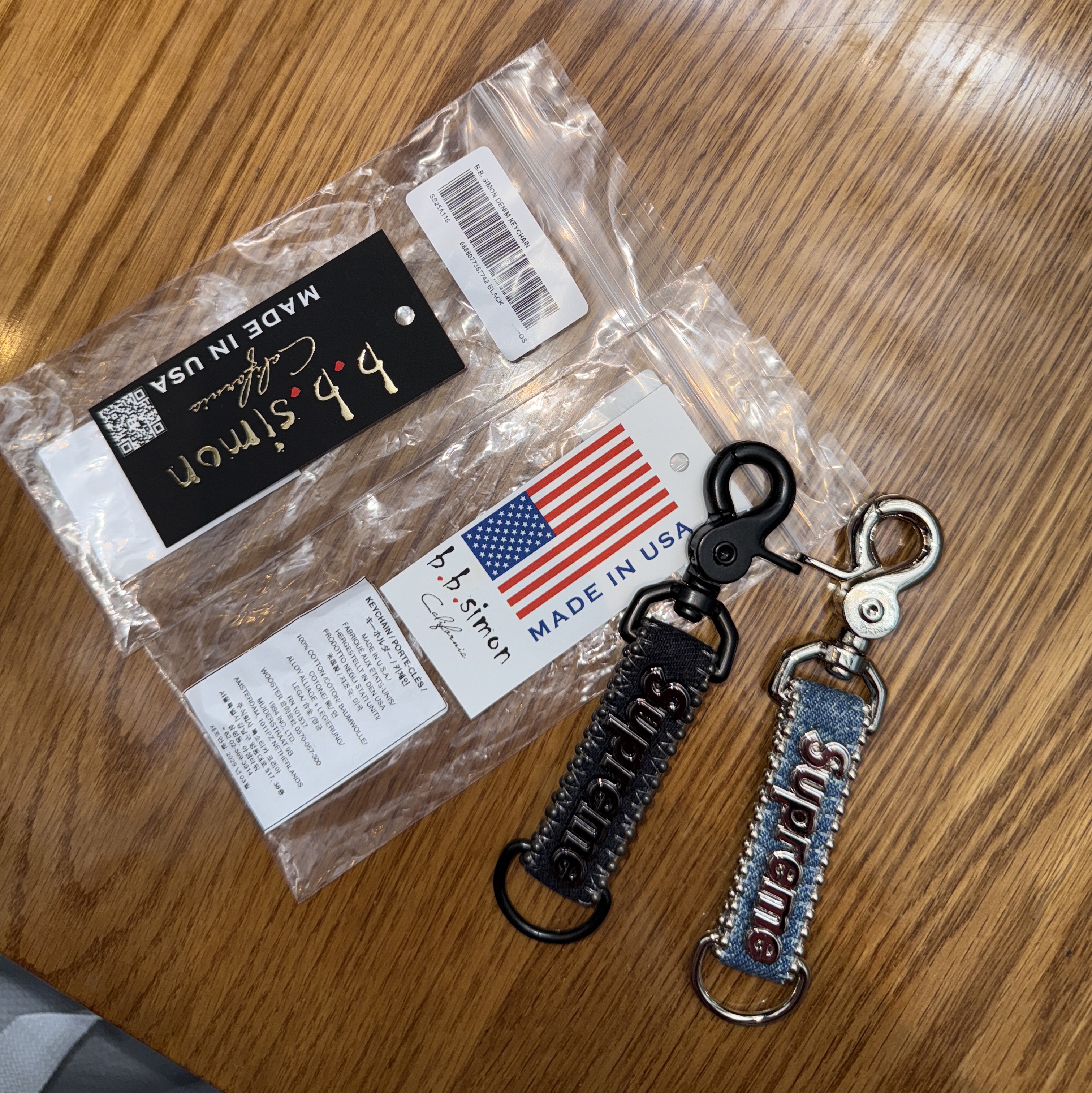Supreme x B.B. Simon Denim Keychain Black - 25SS, Supreme x B.B. Simon Denim Keychain Washed Indigo - 25SS 착용 스타일