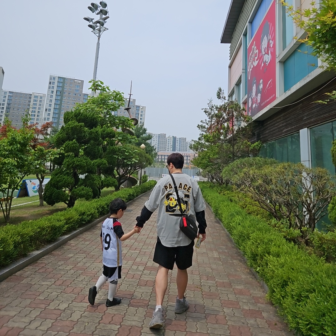 Palace Hanshin Tigers Jersey Stone - 25SS, Essentials Sweatshorts Black - 24SS 착용 스타일 - 1