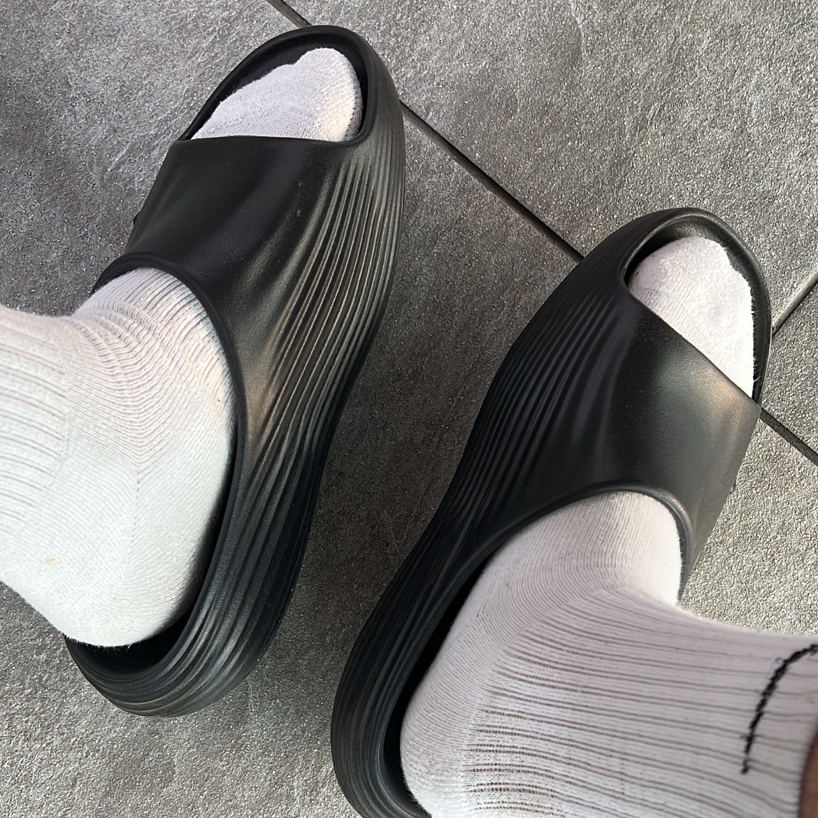 Nike ReactX Rejuven8 Slide Black 착용 스타일 - 1
