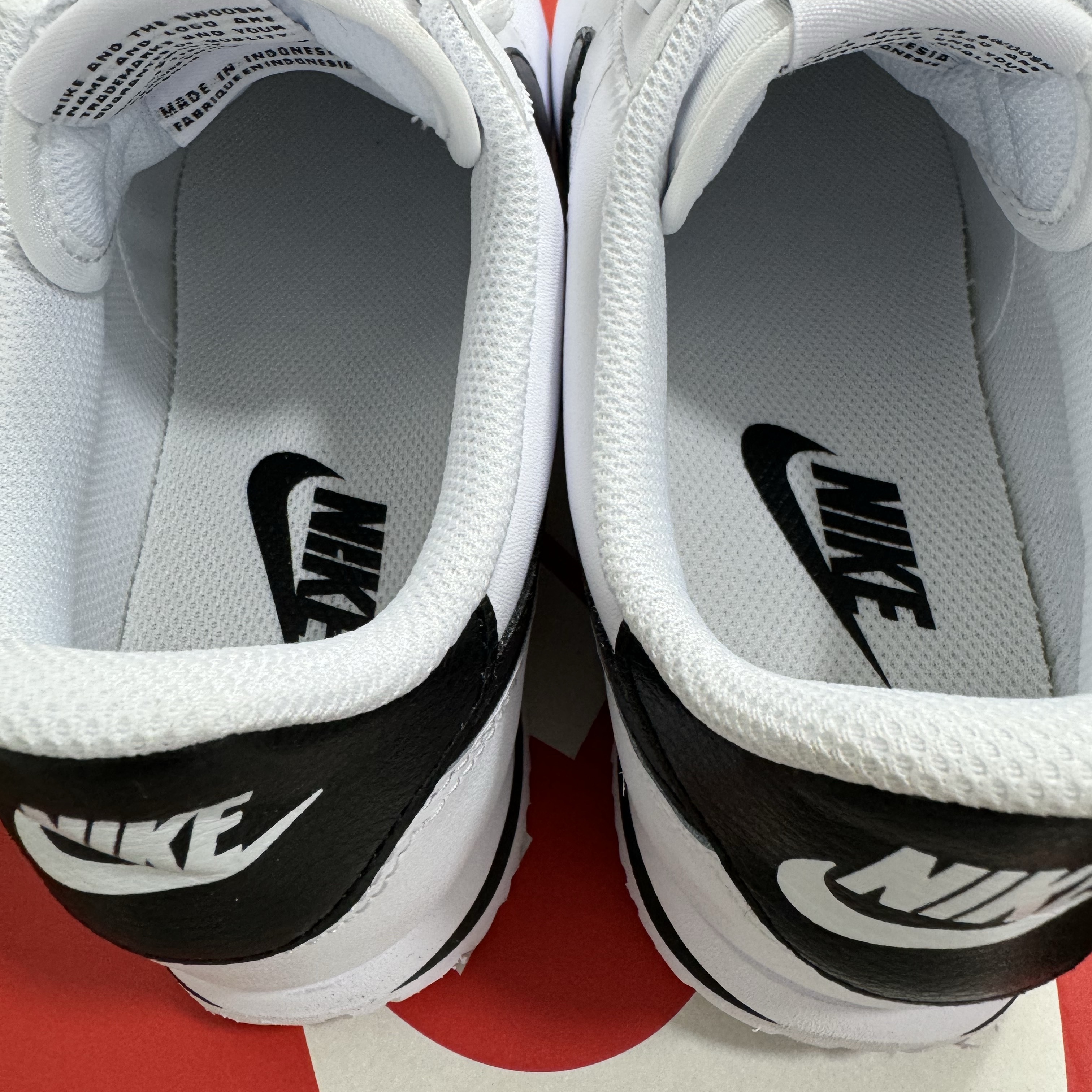 (W) Nike Cortez Leather White Black 착용 스타일 - 2