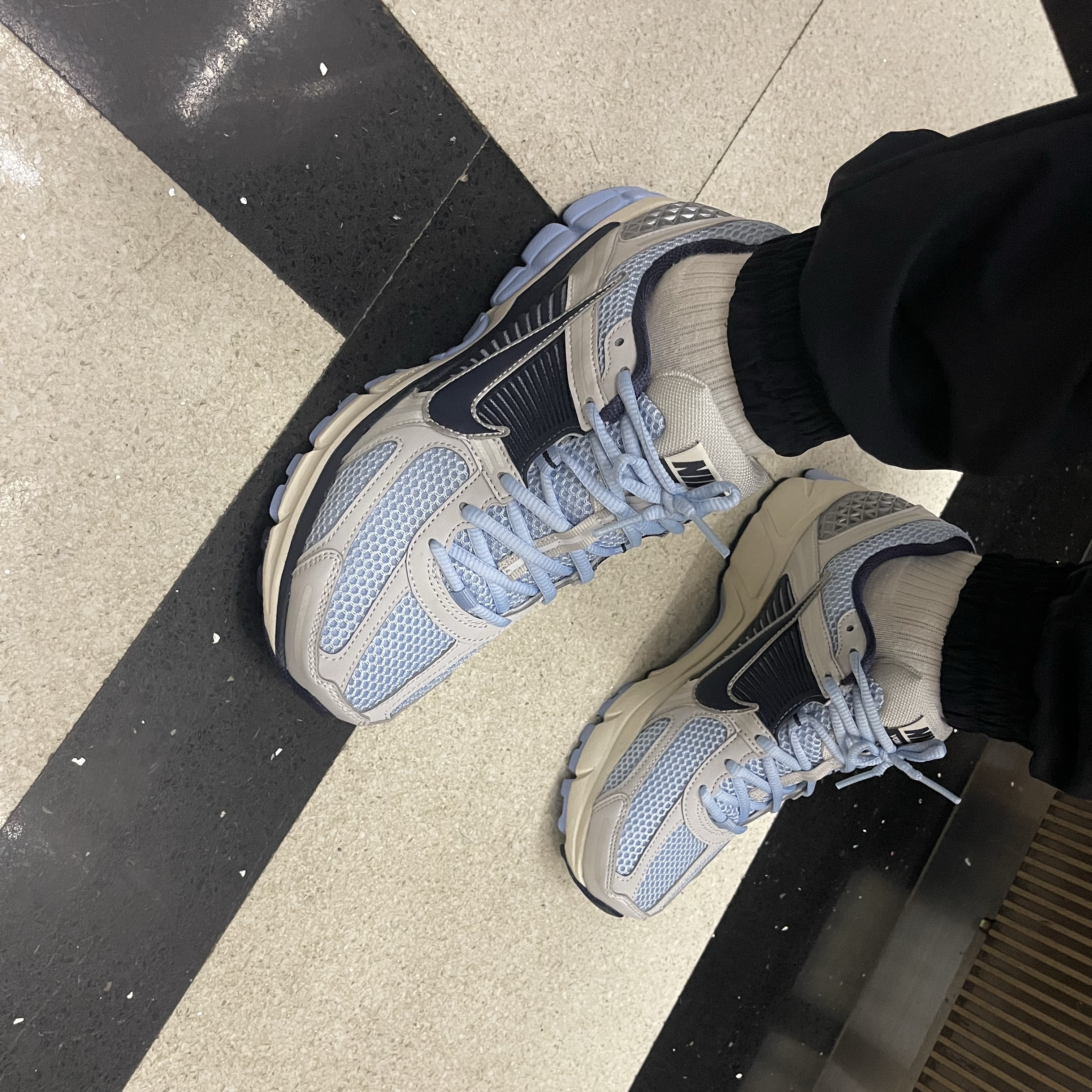 Nike Zoom Vomero 5 Psychic Blue Photon Dust 착용 스타일