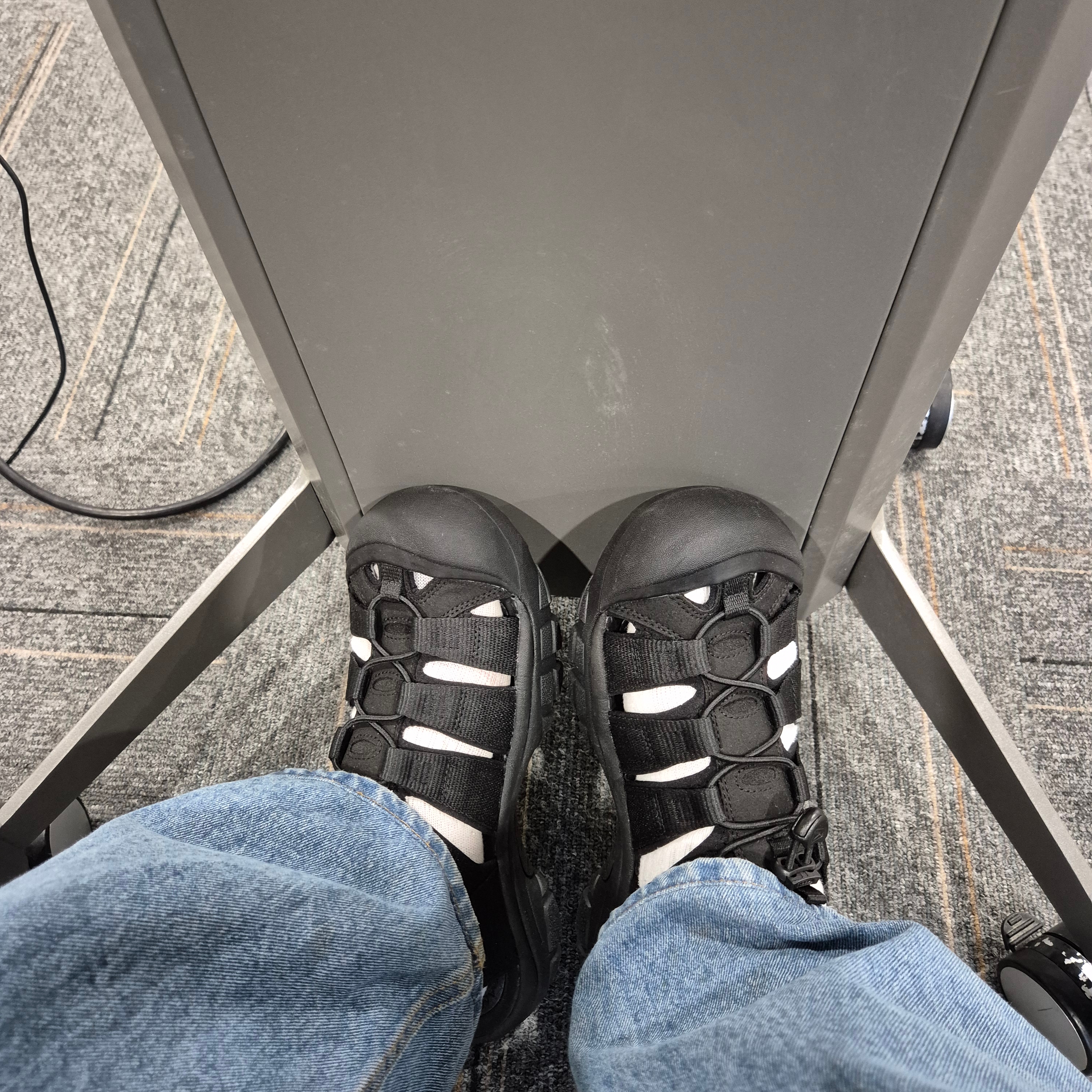 Keen Newport H2 Triple Black 착용 스타일