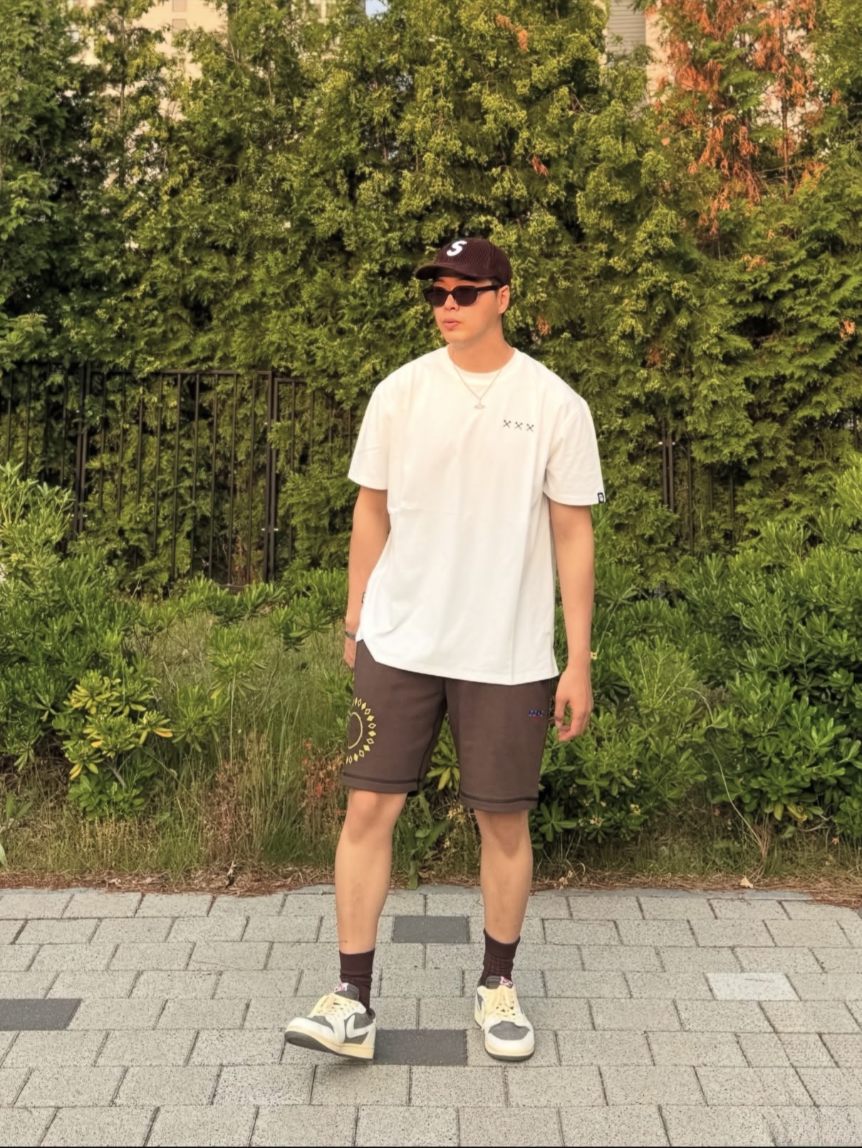 Jordan 1 x Travis Scott Retro Low OG SP Sail and Ridgerock, Supreme Corduroy S Logo 6-Panel Dark Brown - 24FW 착용 스타일 - 5