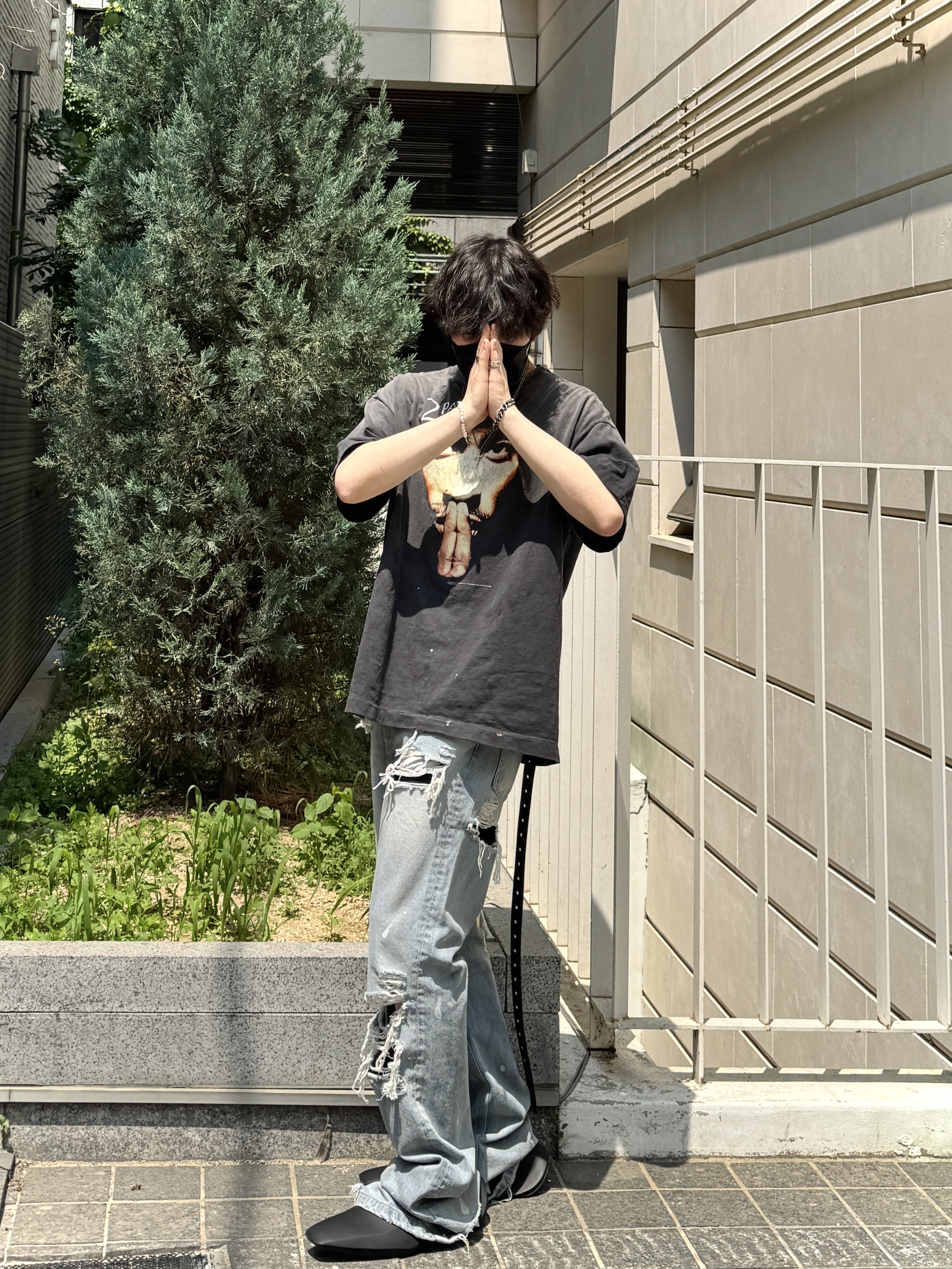 Saint Mxxxxxx x 2Pac S/S T-Shirt Black - 25SS, Balenciaga Rubber Space Shoe Matte Black 착용 스타일 - 1