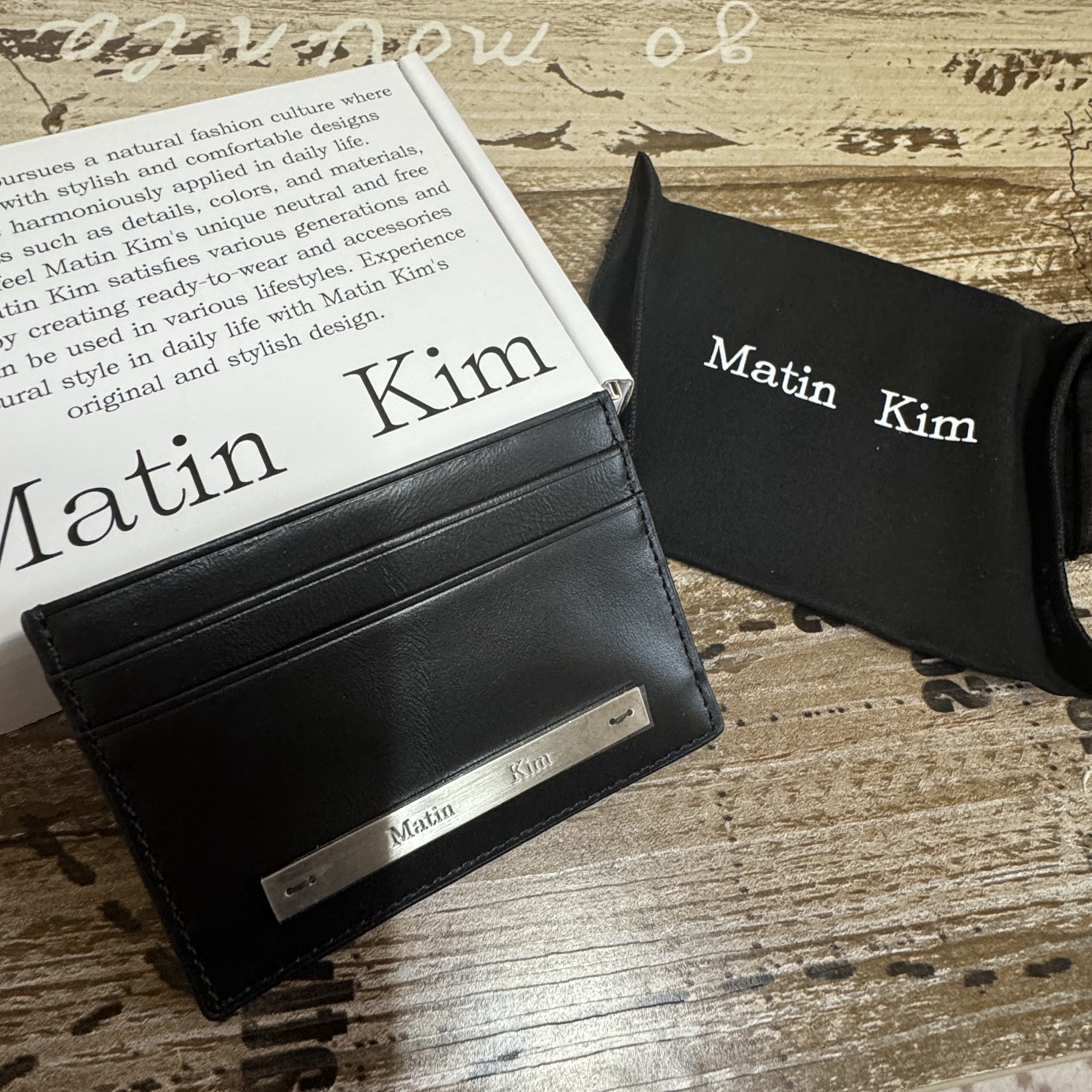 Matin Kim Vintage Card Wallet Black 착용 스타일