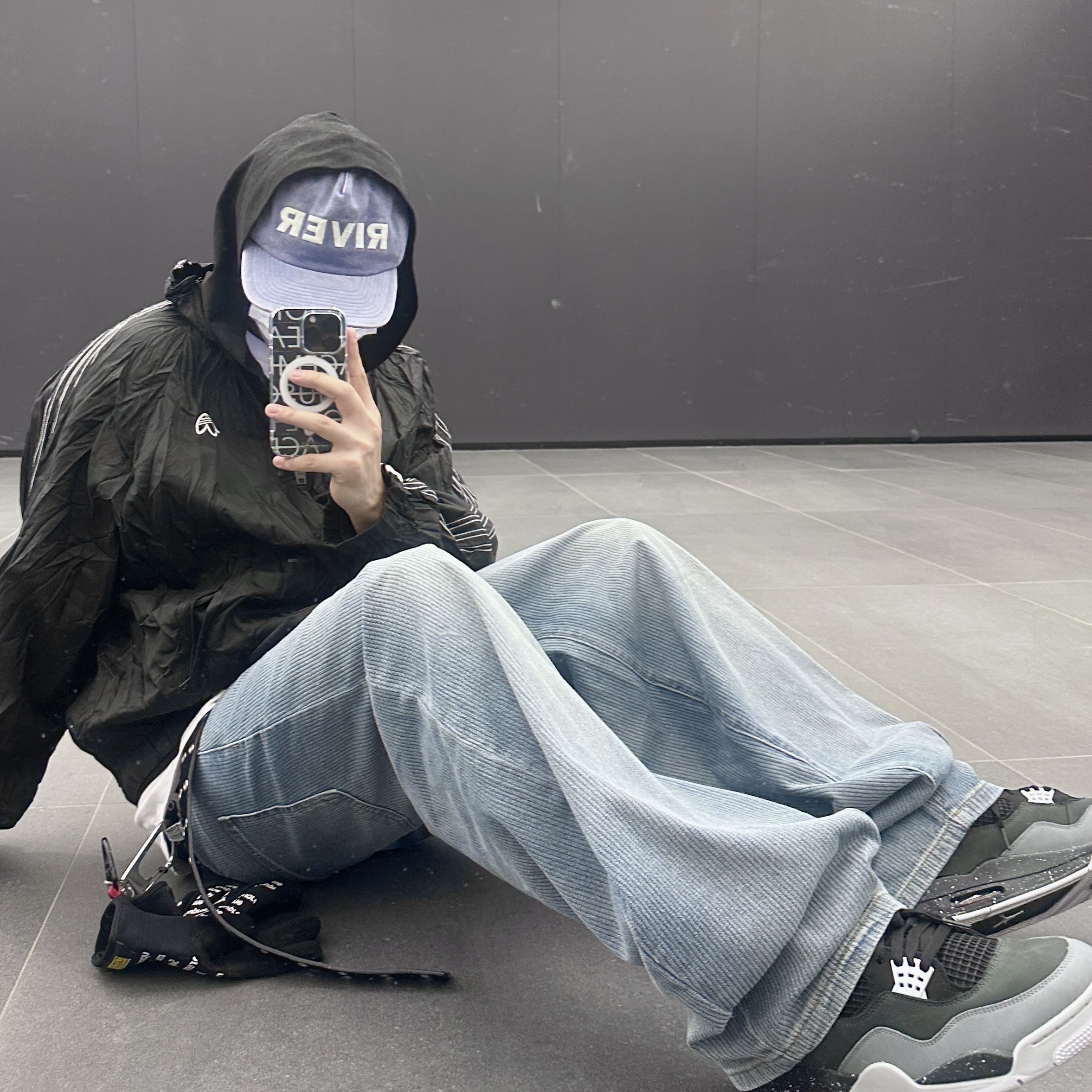Jordan 4 Retro Fear 2024, NOD Wide Baggy Denim pants Light blue 착용 스타일 - 1
