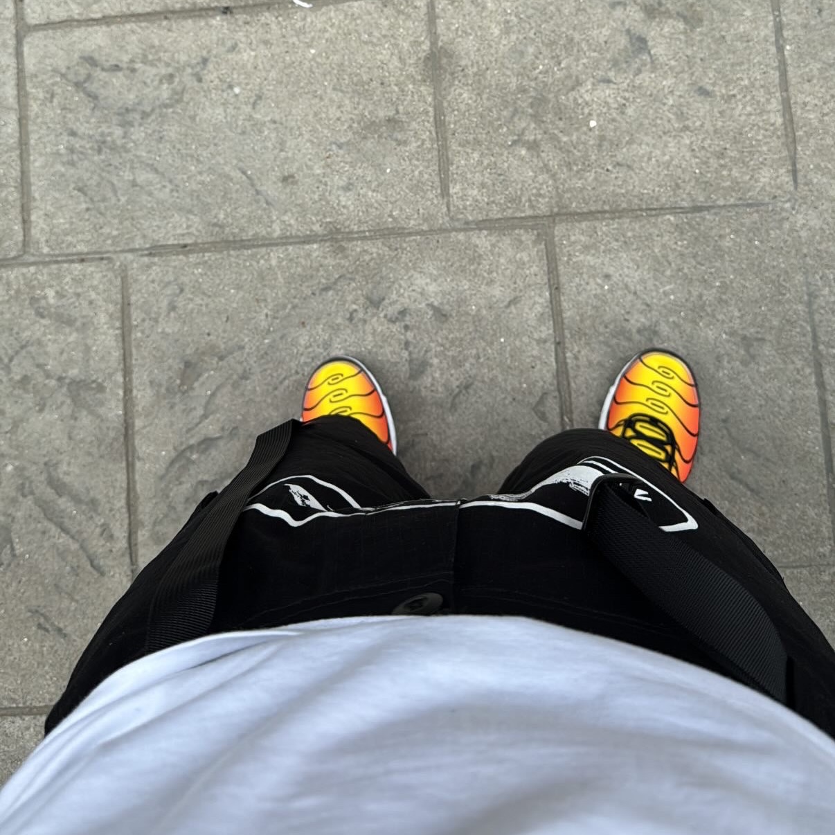 Corteiz Alcatraz Cargo Shorts Black, Nike Air Max Plus Bright Ceramic and Tour Yellow 착용 스타일
