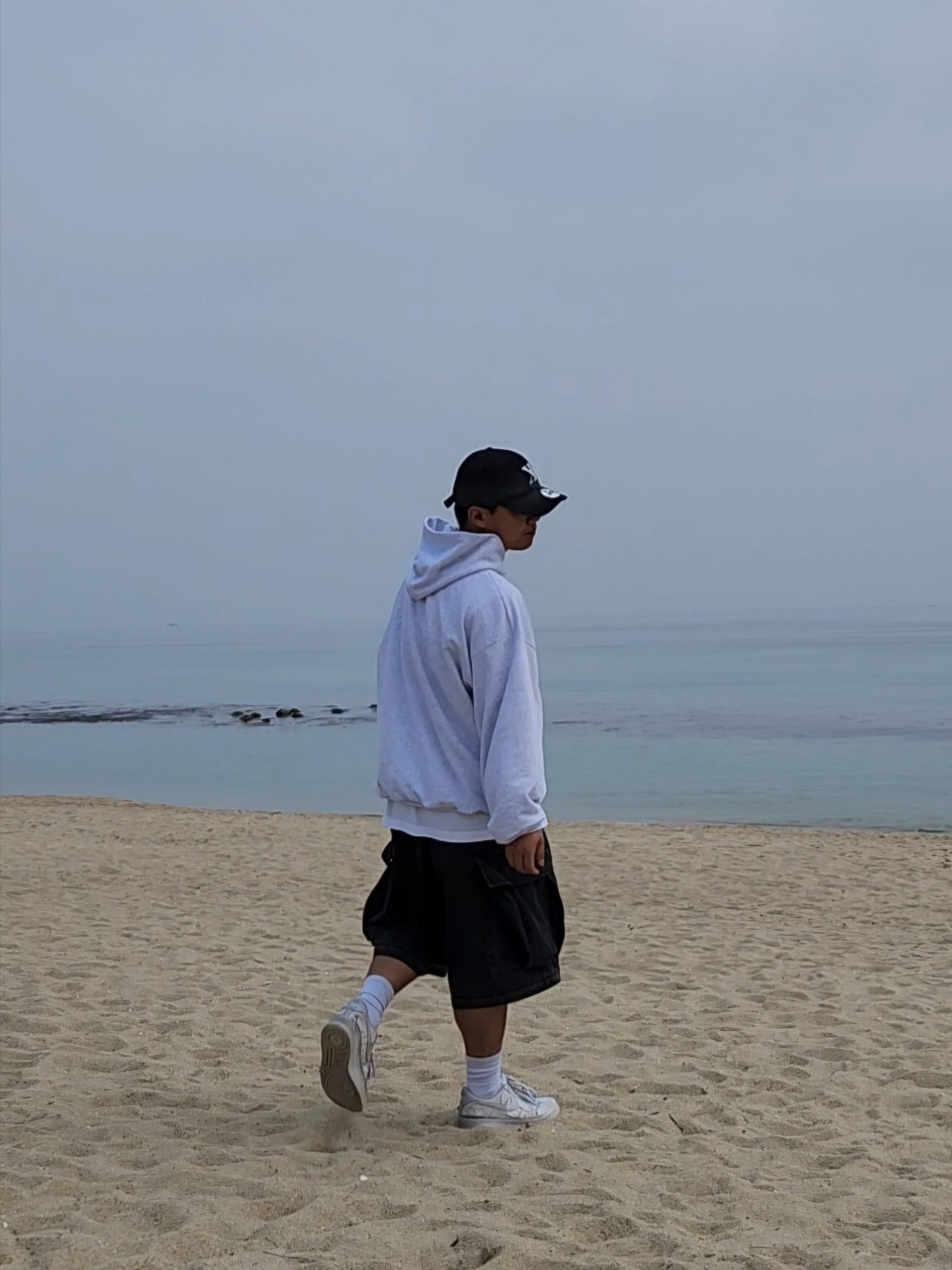Nike x Billie Eilish Air Force 1 Low SP Triple White, Yeezy x Gosha Rubchinskiy YZY Black Dogs Hoodie Heather Grey 착용 스타일 - 2