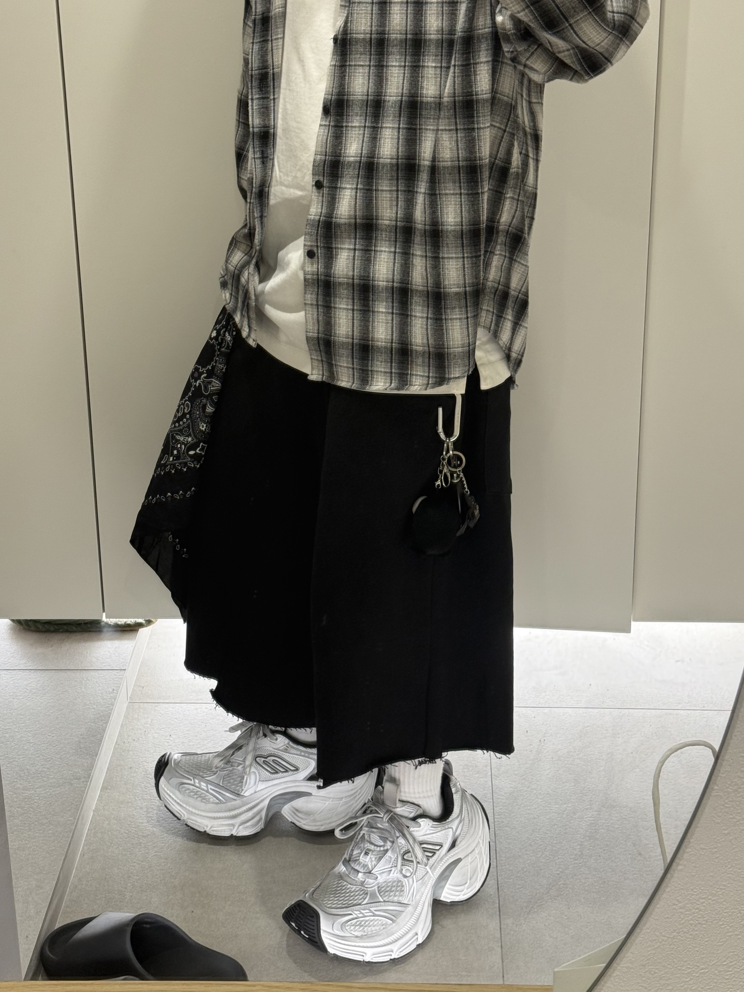 ROARINGRAD Unbalance Sweat Bermuda Pants Black, Balenciaga 10XL Sneakers White Grey Silver Black 착용 스타일 - 2