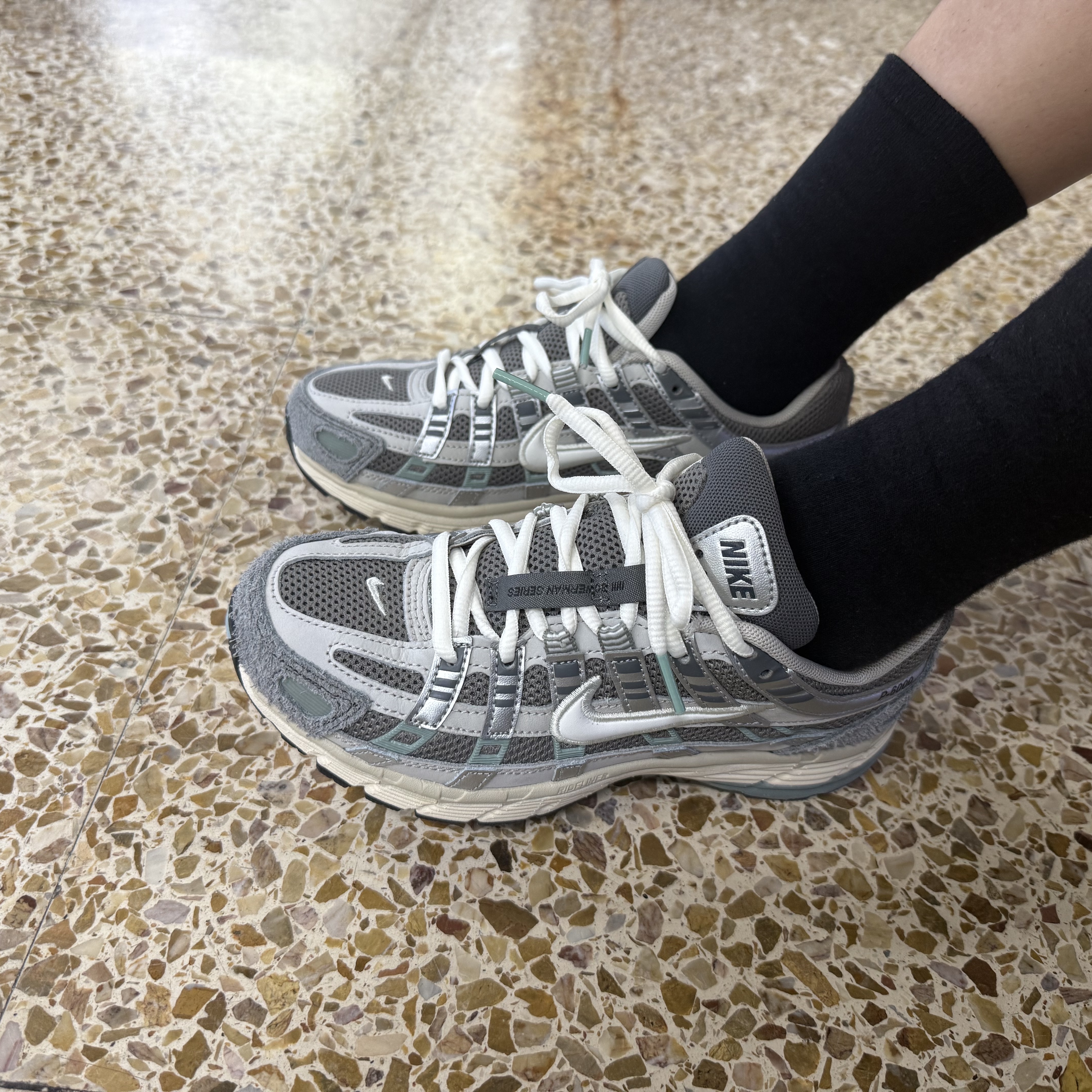Nike P-6000 Flat Pewter Light Iron Ore 착용 스타일