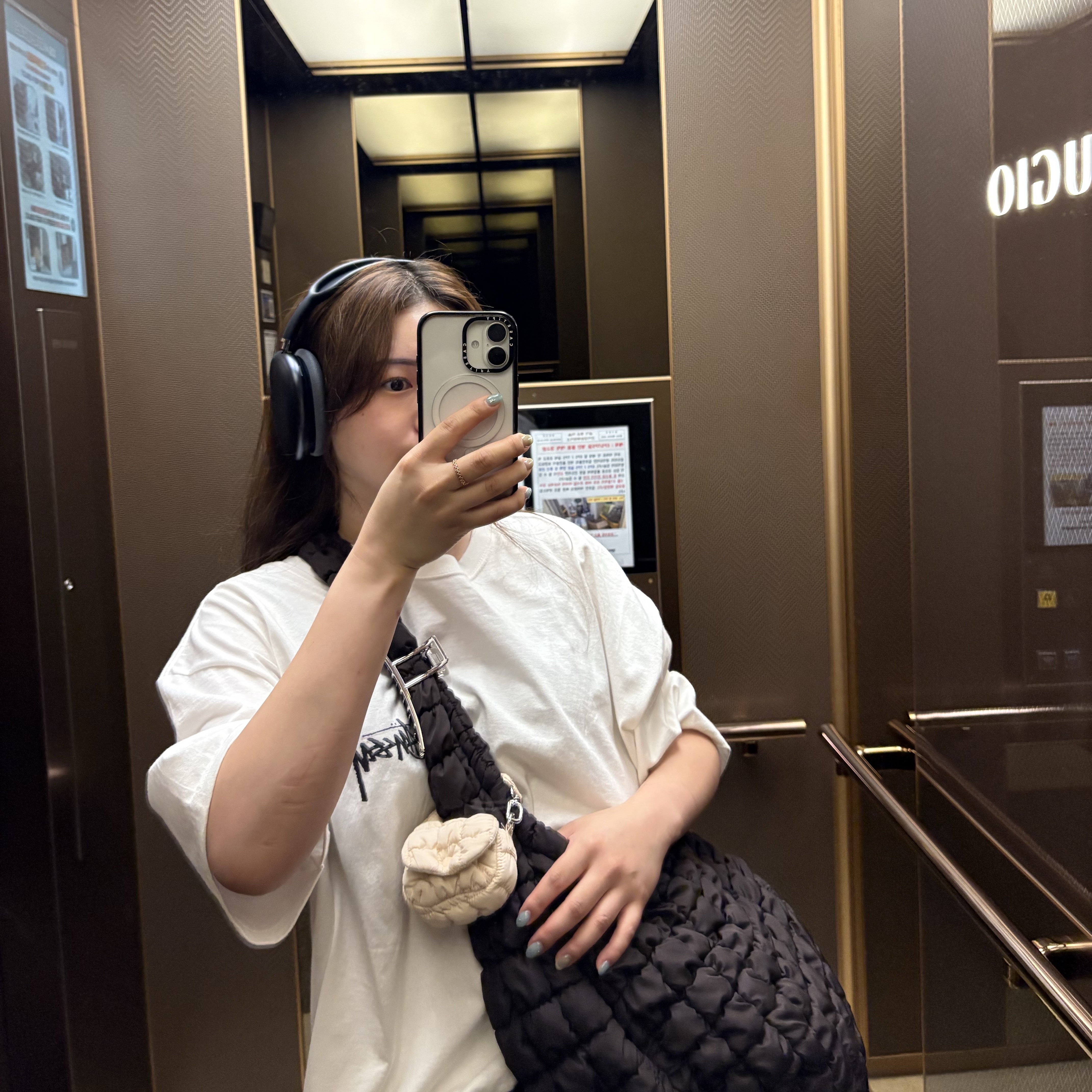 Apple AirPods Max USB C Midnight (Korean Ver.), Stussy Cherries T-Shirt White 착용 스타일