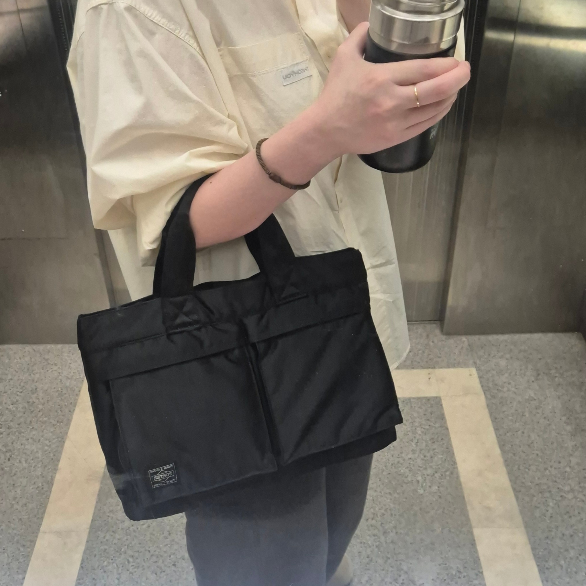 Porter Tanker New Tote Bag Black 착용 스타일