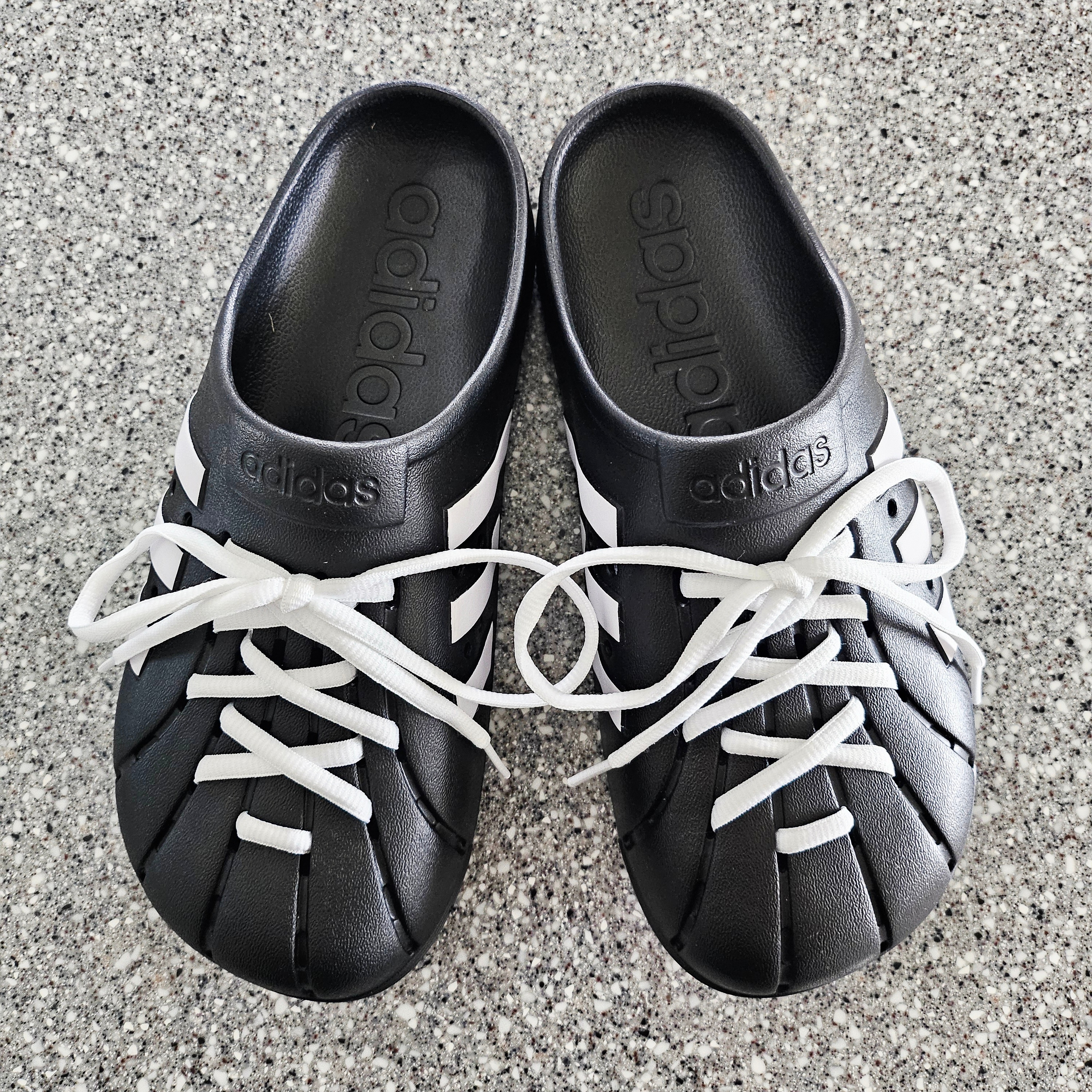 Adidas Adilette Clog Black White 착용 스타일