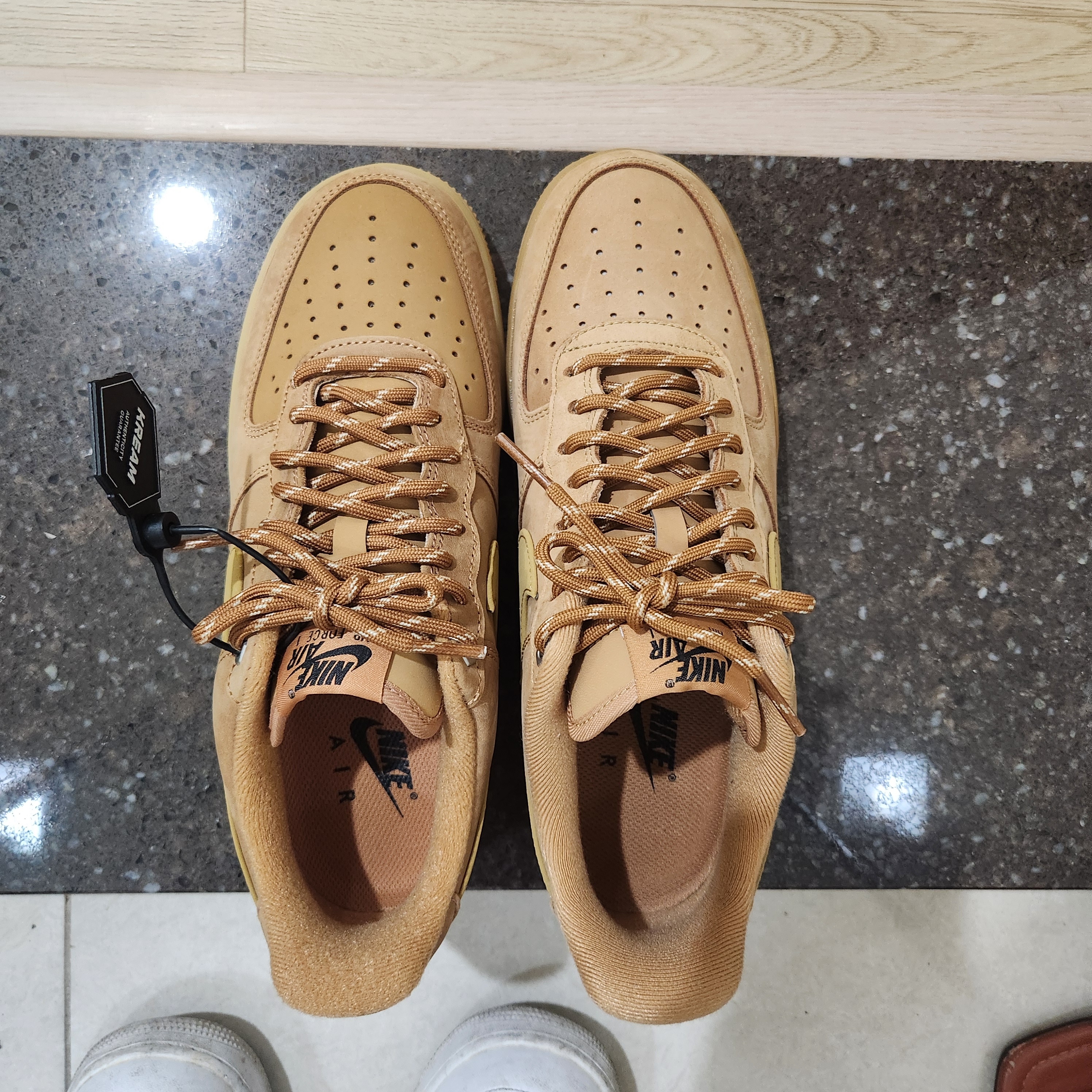 Nike Air Force 1 '07 WB Flax 착용 스타일 - 5