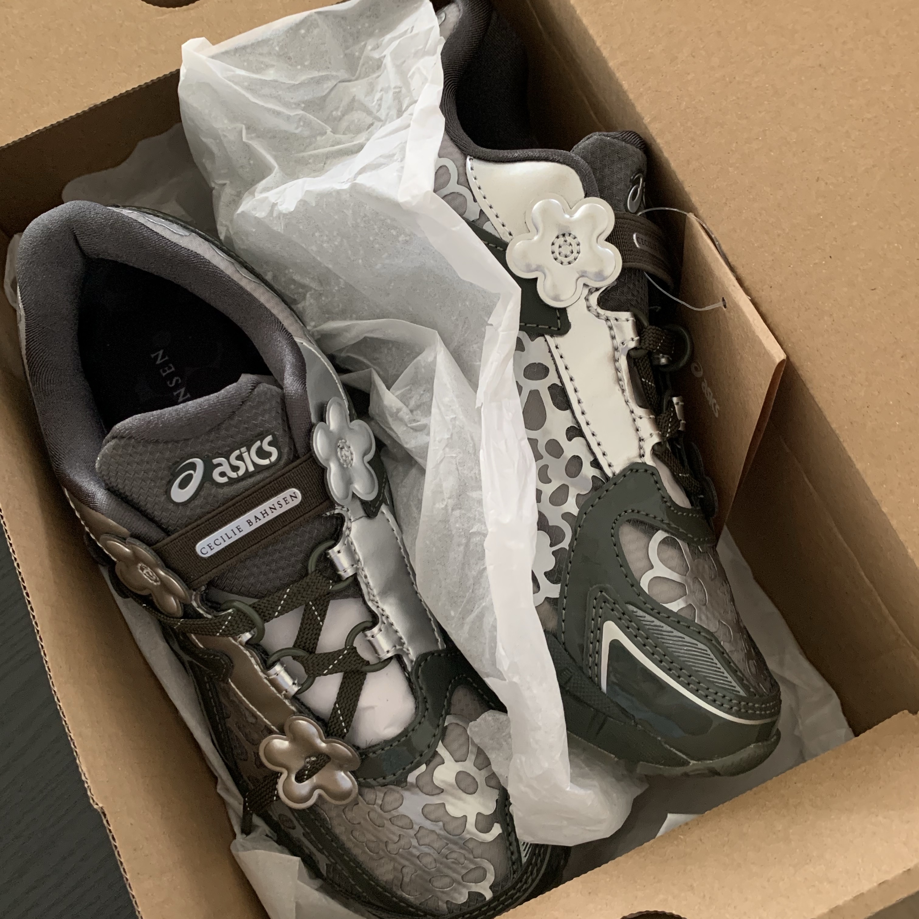 Asics x Cecilie Bahnsen Gel-Kayano 20 Olive 착용 스타일