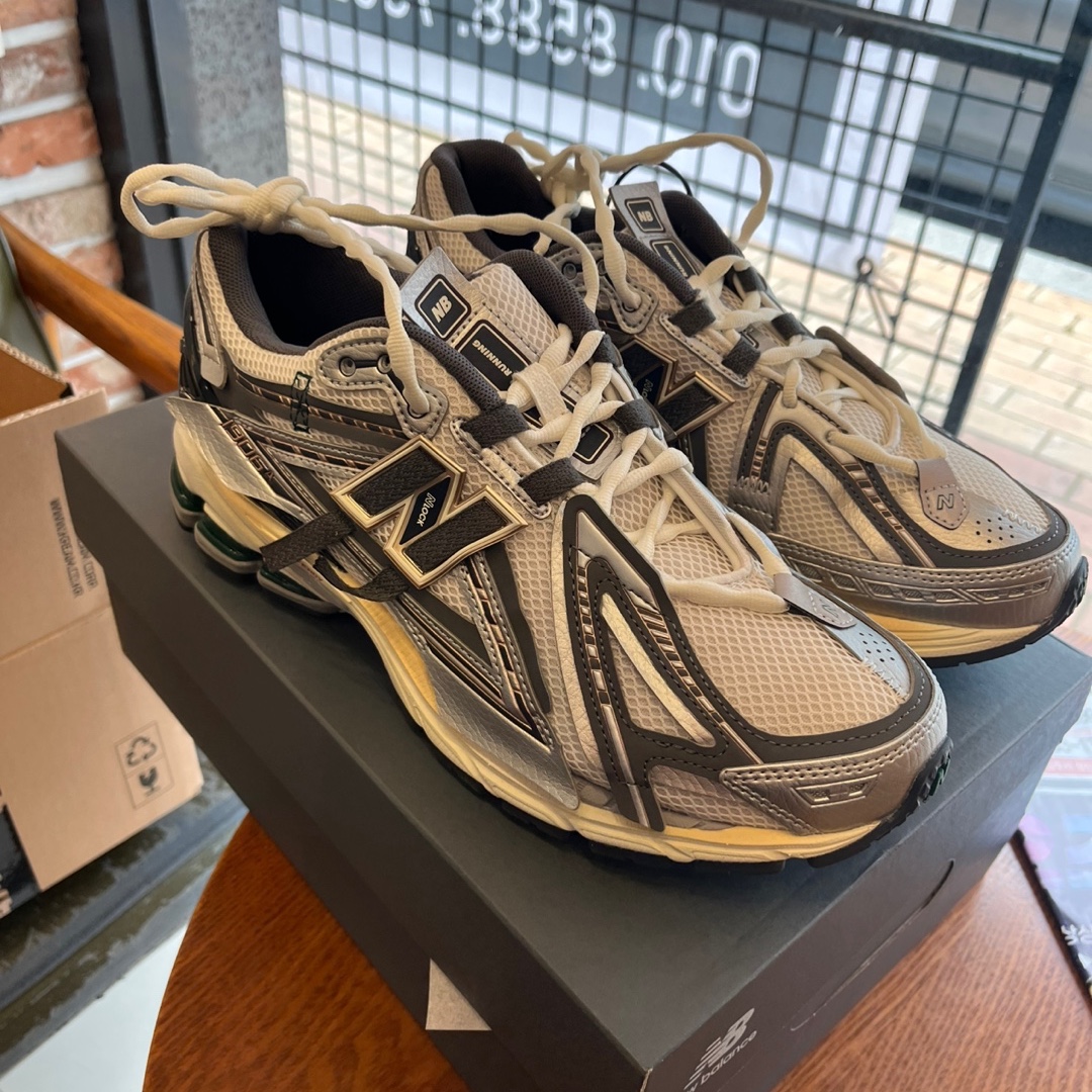 New Balance 1906A Silver Metallic Castlerock 착용 스타일